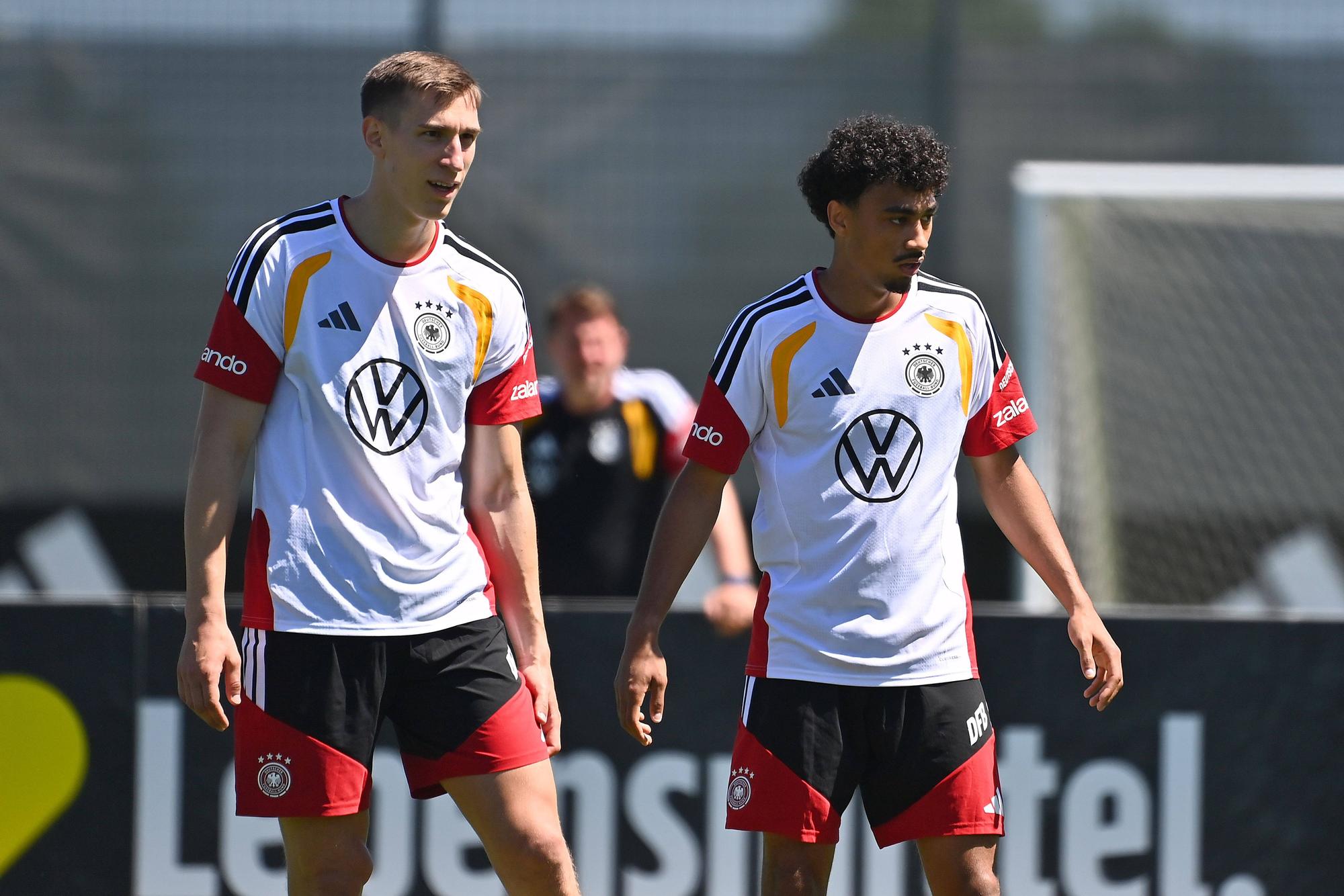 Nico Schlotterbeck und Nathaniel Brown (r.) beim Training der deutschen Nationalmannschaft.