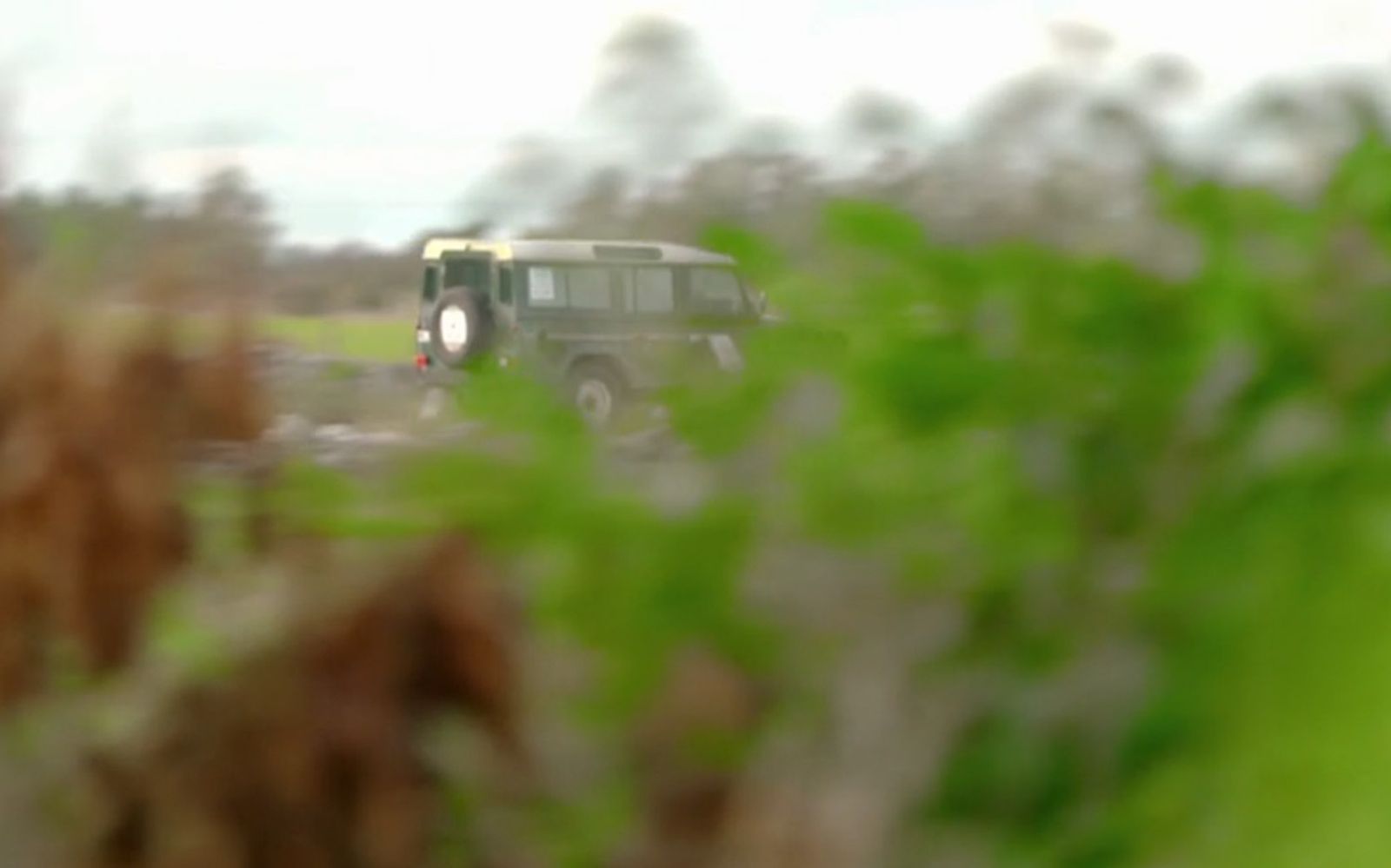 Der Bauer braust mit seinem Auto davon. (Bild: RTL)