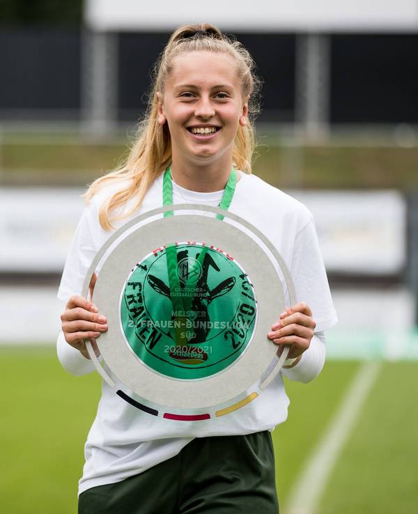 Pauline Nelles mit der Zweitliga-Meisterschale.