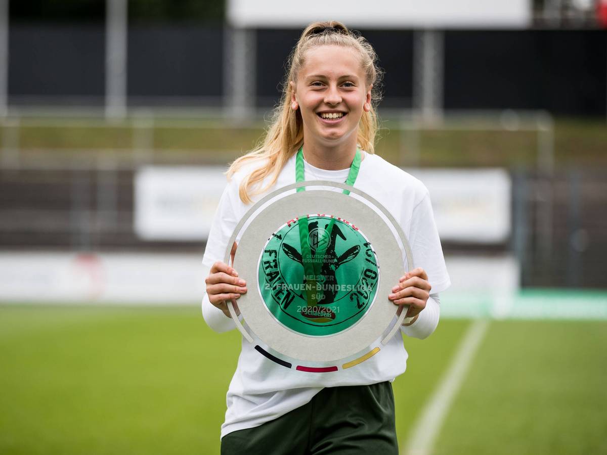 Pauline Nelles mit der Zweitliga-Meisterschale.