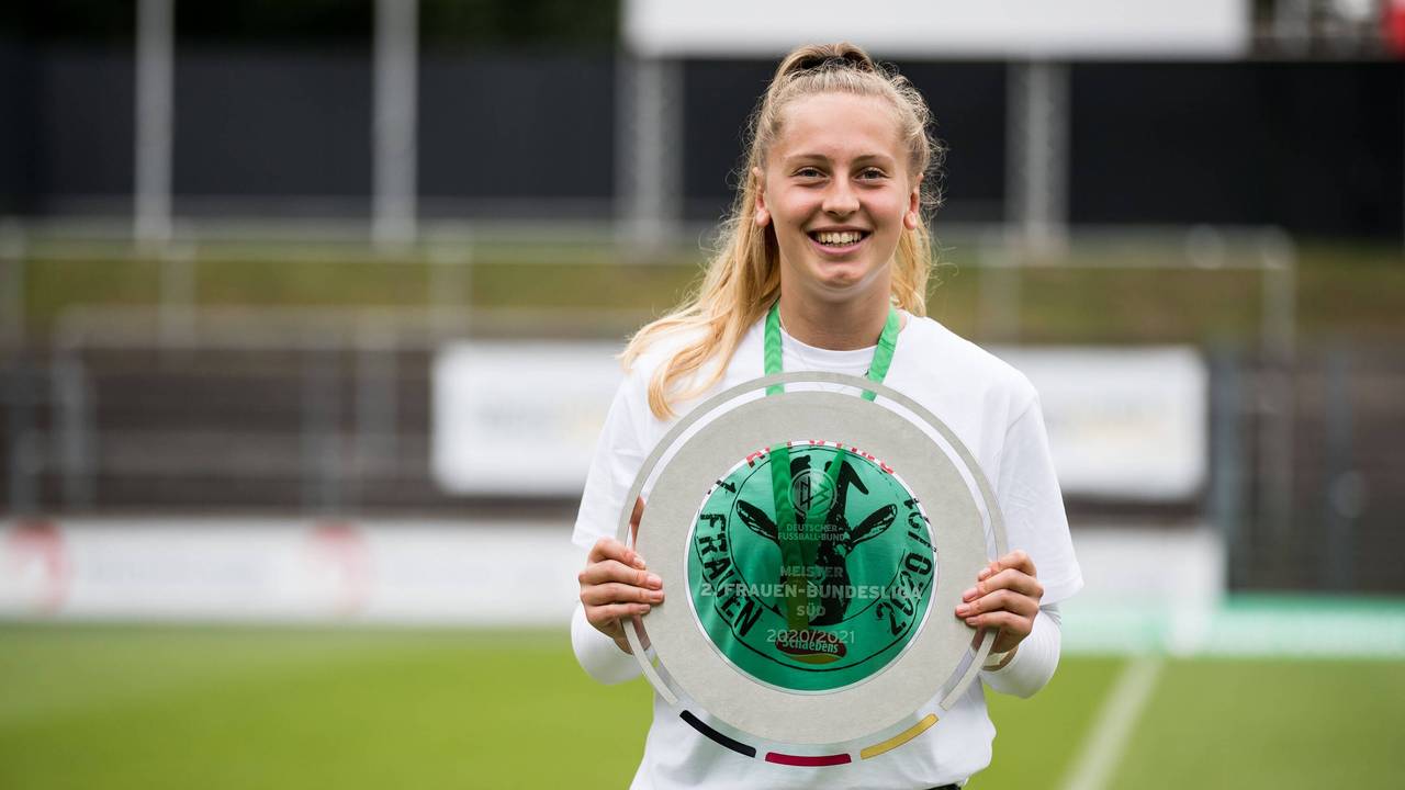 Pauline Nelles mit der Zweitliga-Meisterschale.