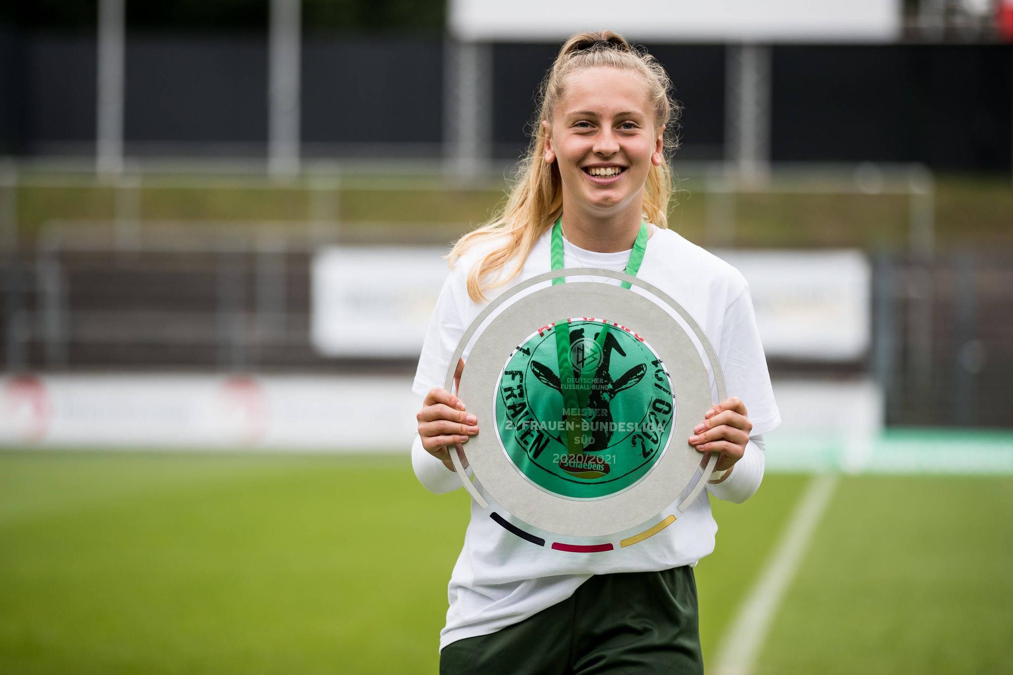 Pauline Nelles mit der Zweitliga-Meisterschale.
