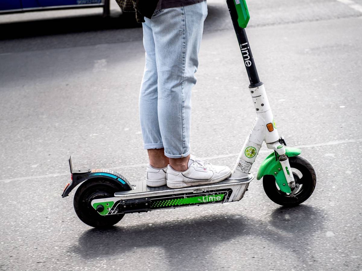 Ein Mann fährt einen E-Scooter