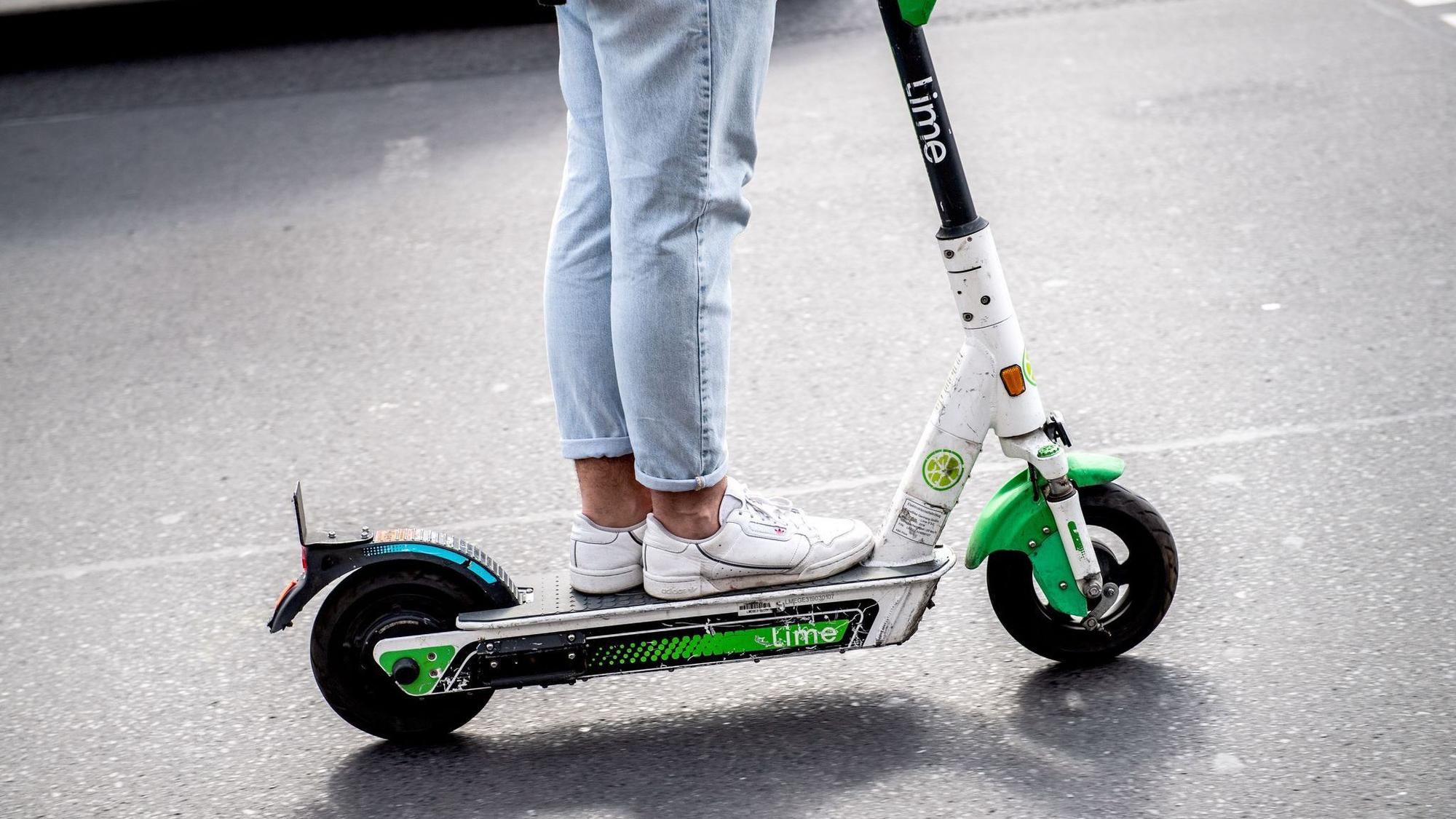 Ein Mann fährt einen E-Scooter