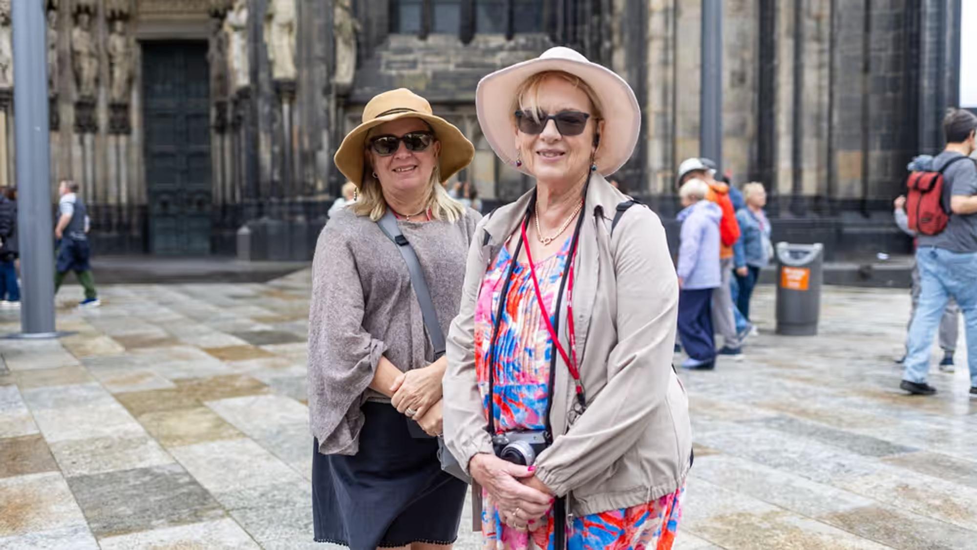 Marg Duncan (r.) und reist mit ihrer Tochter Rosie (l.) durch Deutschland.