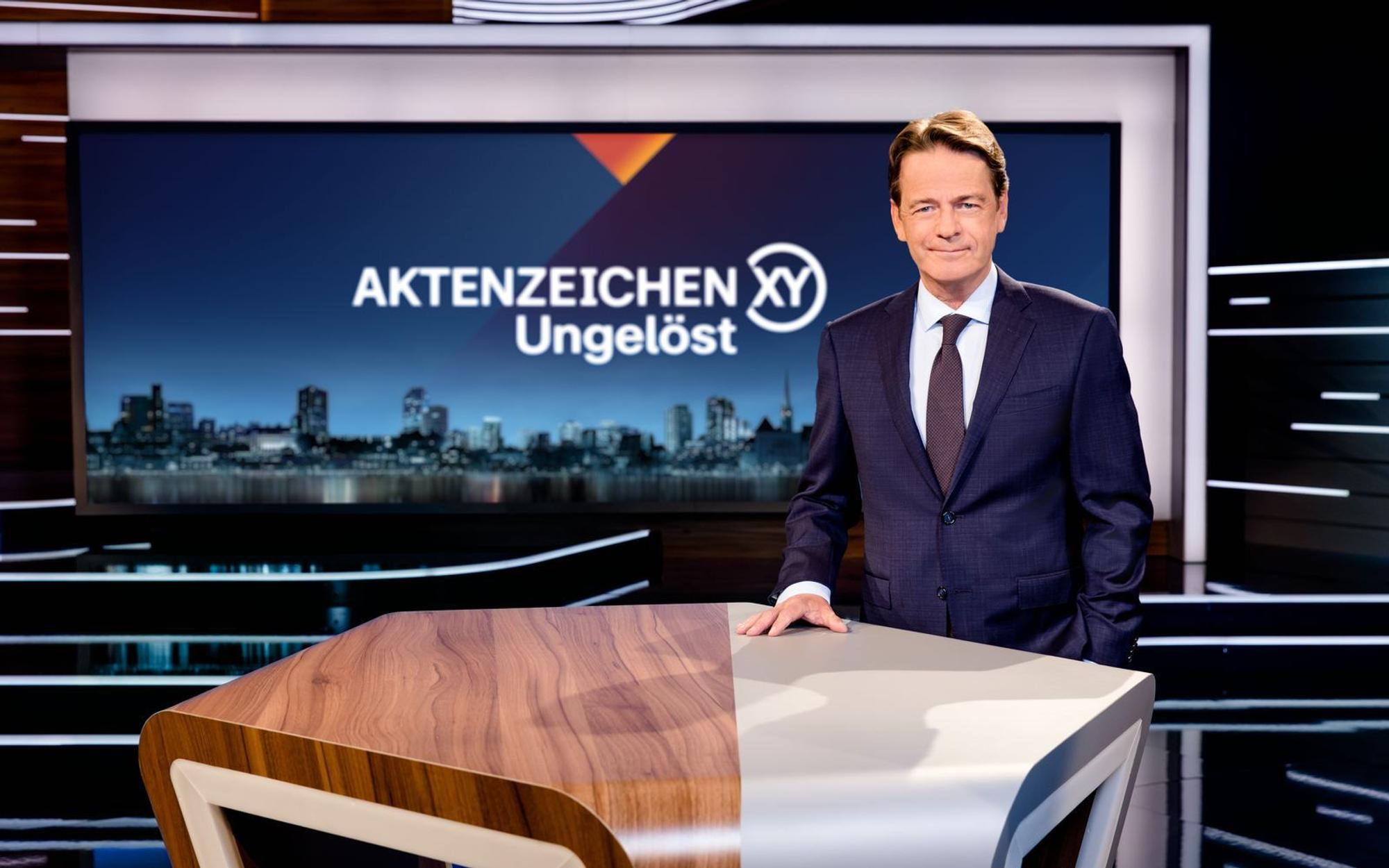 Rudi Cerne stellt bei „Aktenzeichen XY ... ungelöst“ neue Fälle vor, die von der Kriminalpolizei noch nicht aufgeklärt werden konnten. (Bild: ZDF/Nadine Rupp)