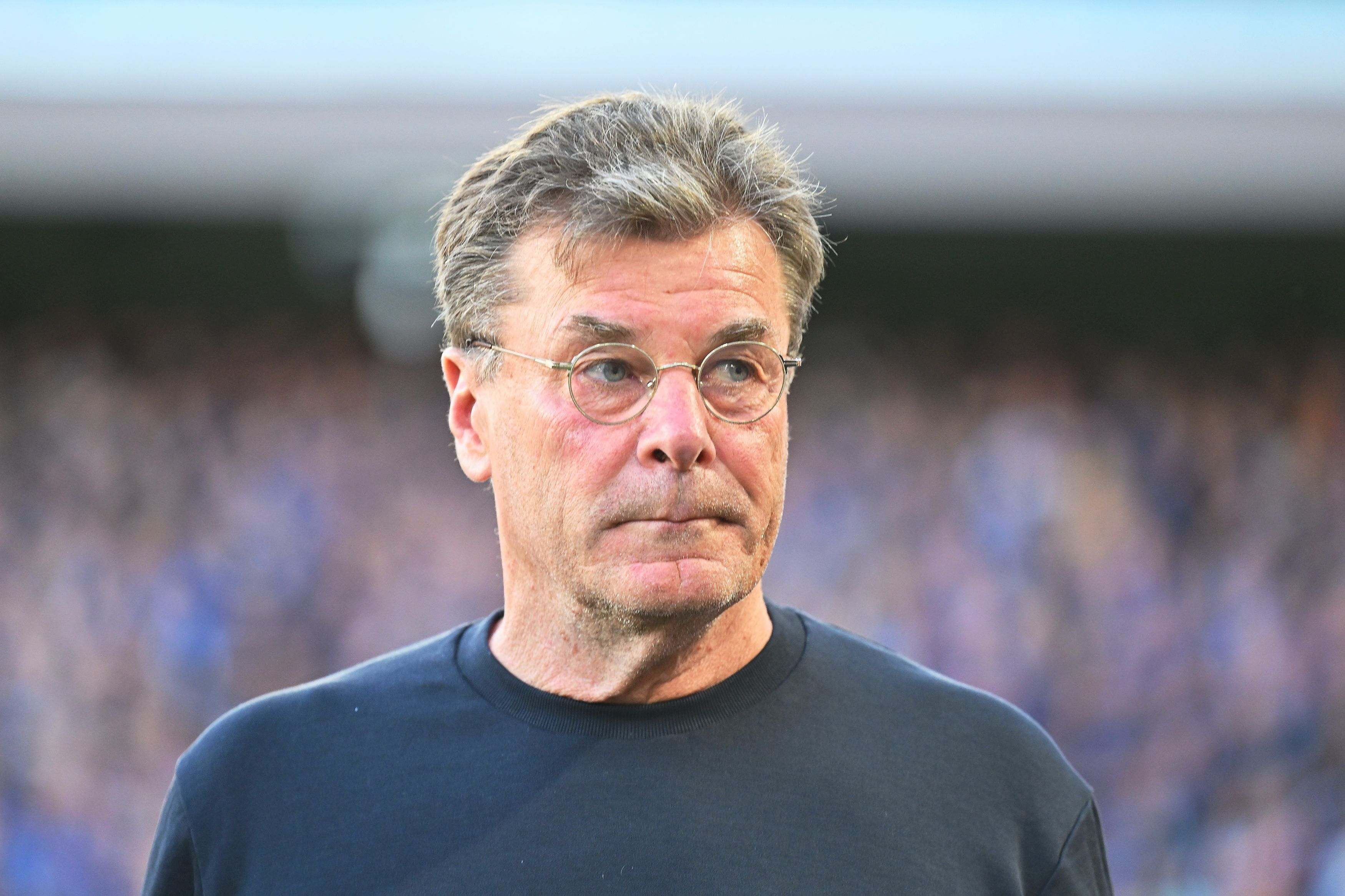 Dieter Hecking steht im Stadion bei einem Spiel des VfL Wolfsburg.