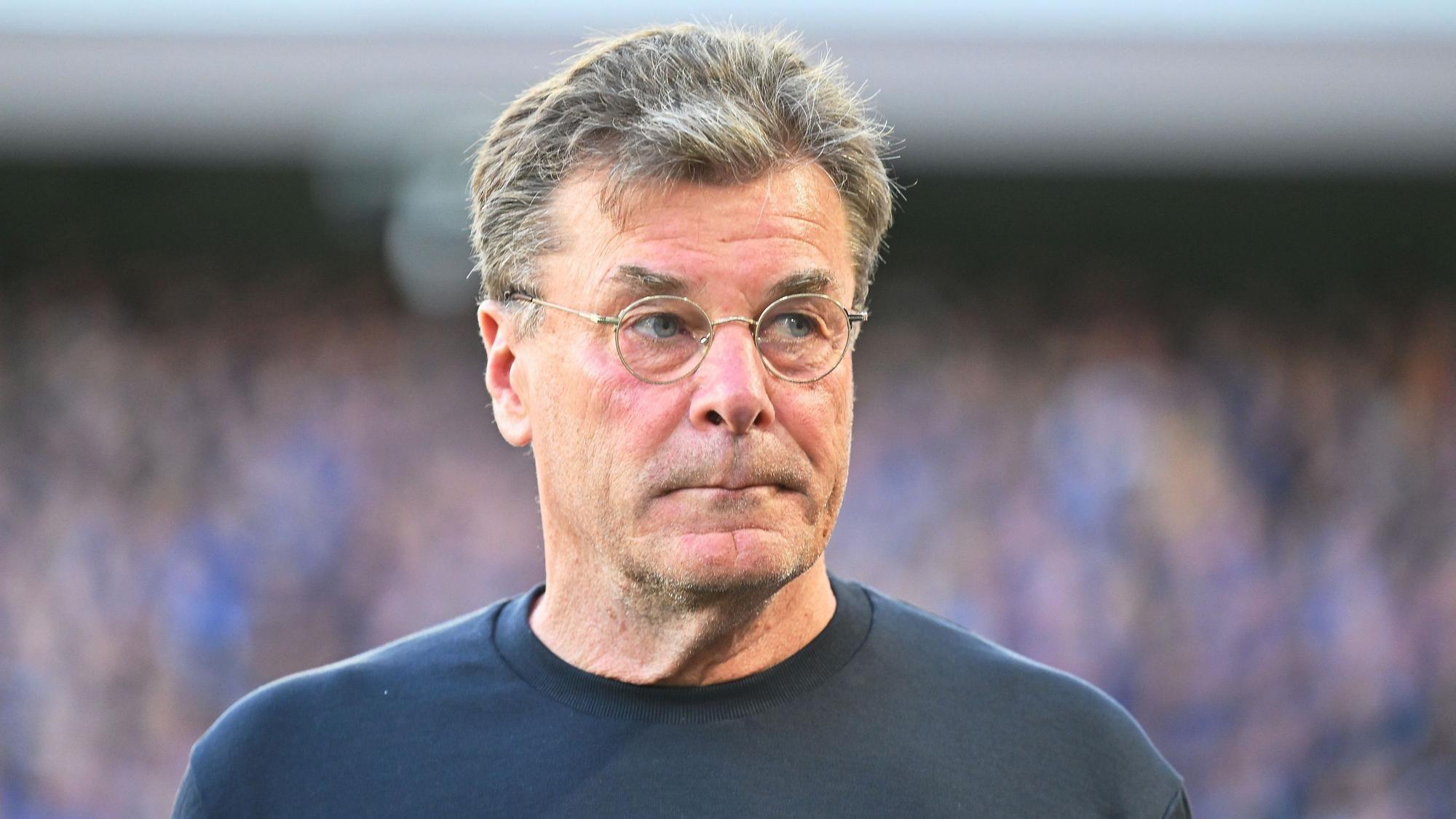 Dieter Hecking steht im Stadion bei einem Spiel des VfL Wolfsburg.
