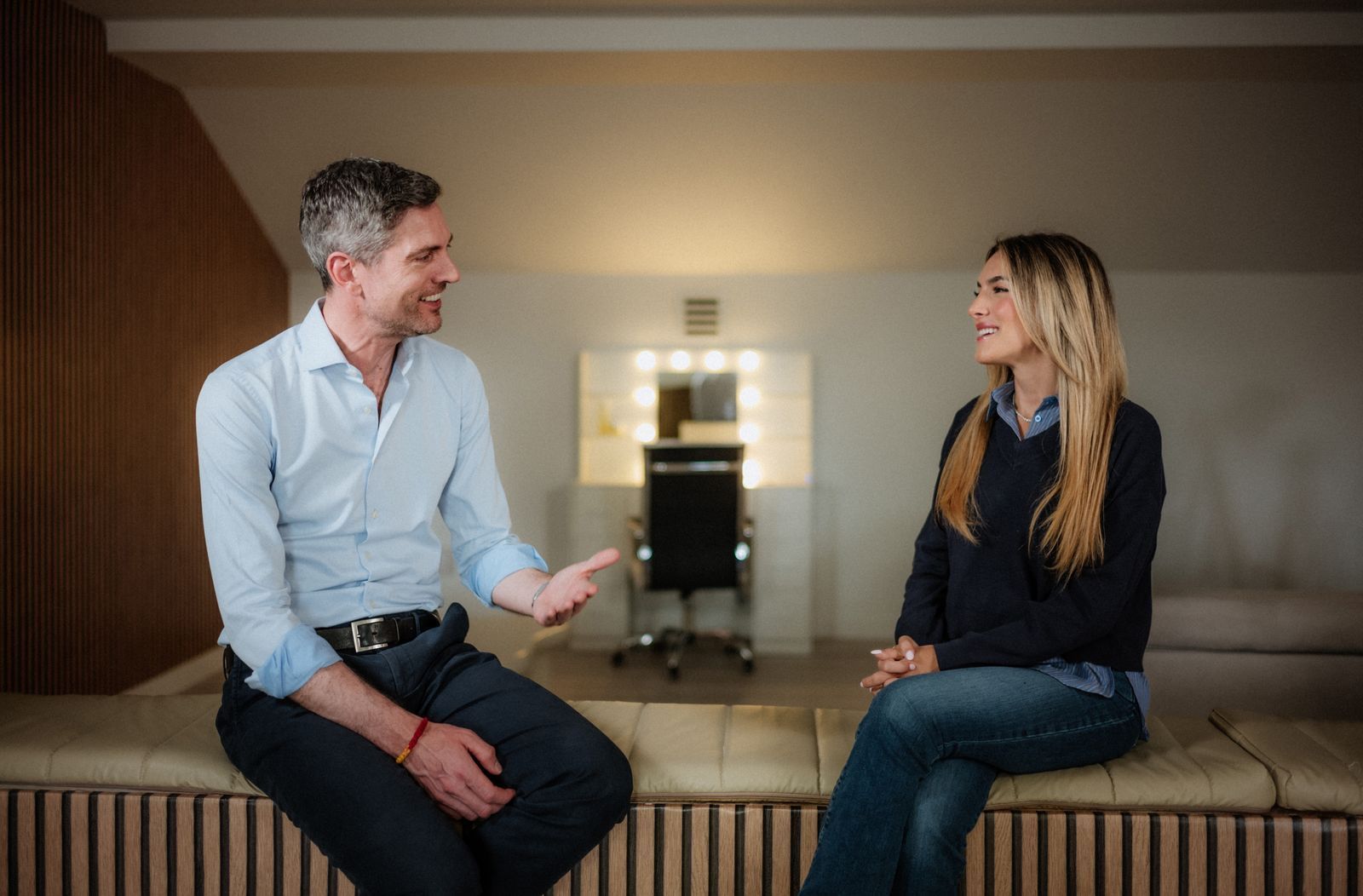 Ingo Zamperoni trifft Kritiker, aber auch Befürworter Donald Trumps: Influencerin Emily Austin unterstützt Donald Trump und auch das Vorgehen der ICE-Truppen. Die Sportinfluencerin nutzt ihre Reichweite von Millionen Followern und postet auch zu politischen Themen. (Bild: WDR / Martin Kobold)