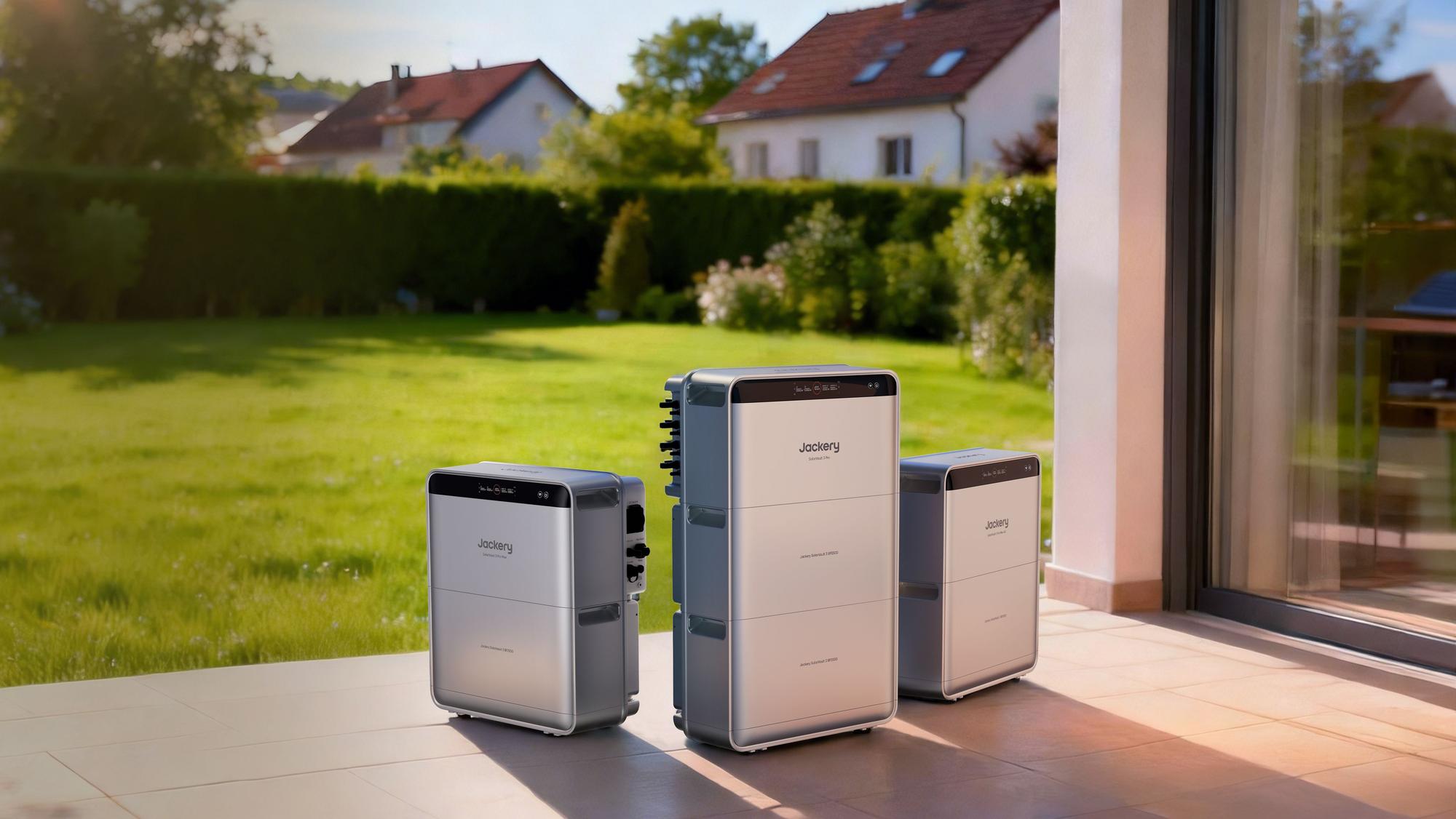 BP2500-Zusatzakkus und Jackery SolarVault 3 Pro MAX Speicher stehen auf einer Terrasse vor einem Haus.