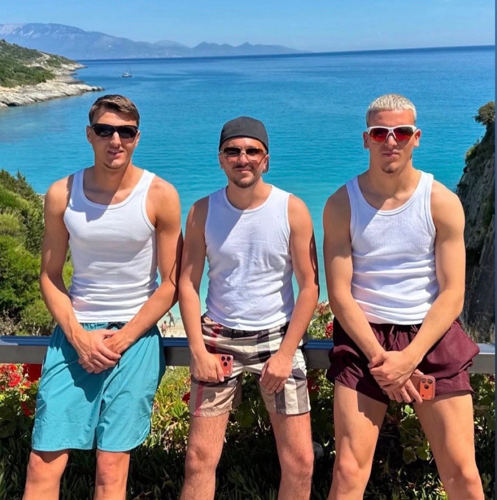 Malek El Mala (l.) und Said El Mala (r.) mit einer weiteren Person im Urlaub in Griechenland im Juni 2026.