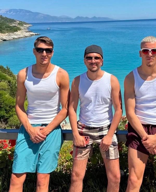 Malek El Mala (l.) und Said El Mala (r.) mit einer weiteren Person im Urlaub in Griechenland im Juni 2026.