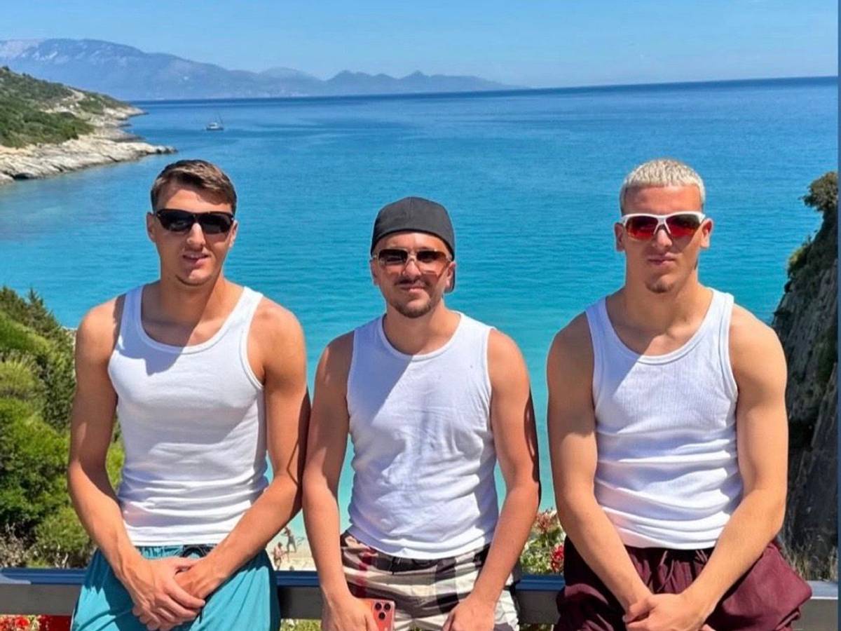 Malek El Mala (l.) und Said El Mala (r.) mit einer weiteren Person im Urlaub in Griechenland im Juni 2026.