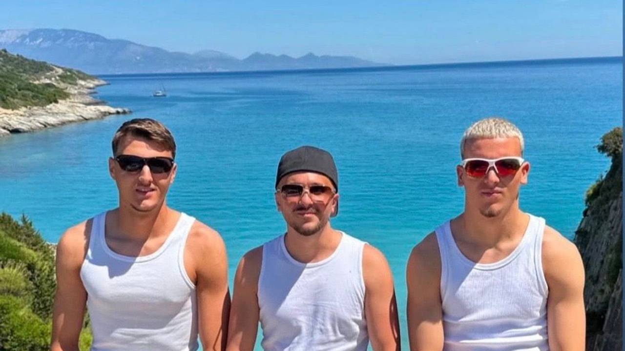 Malek El Mala (l.) und Said El Mala (r.) mit einer weiteren Person im Urlaub in Griechenland im Juni 2026.