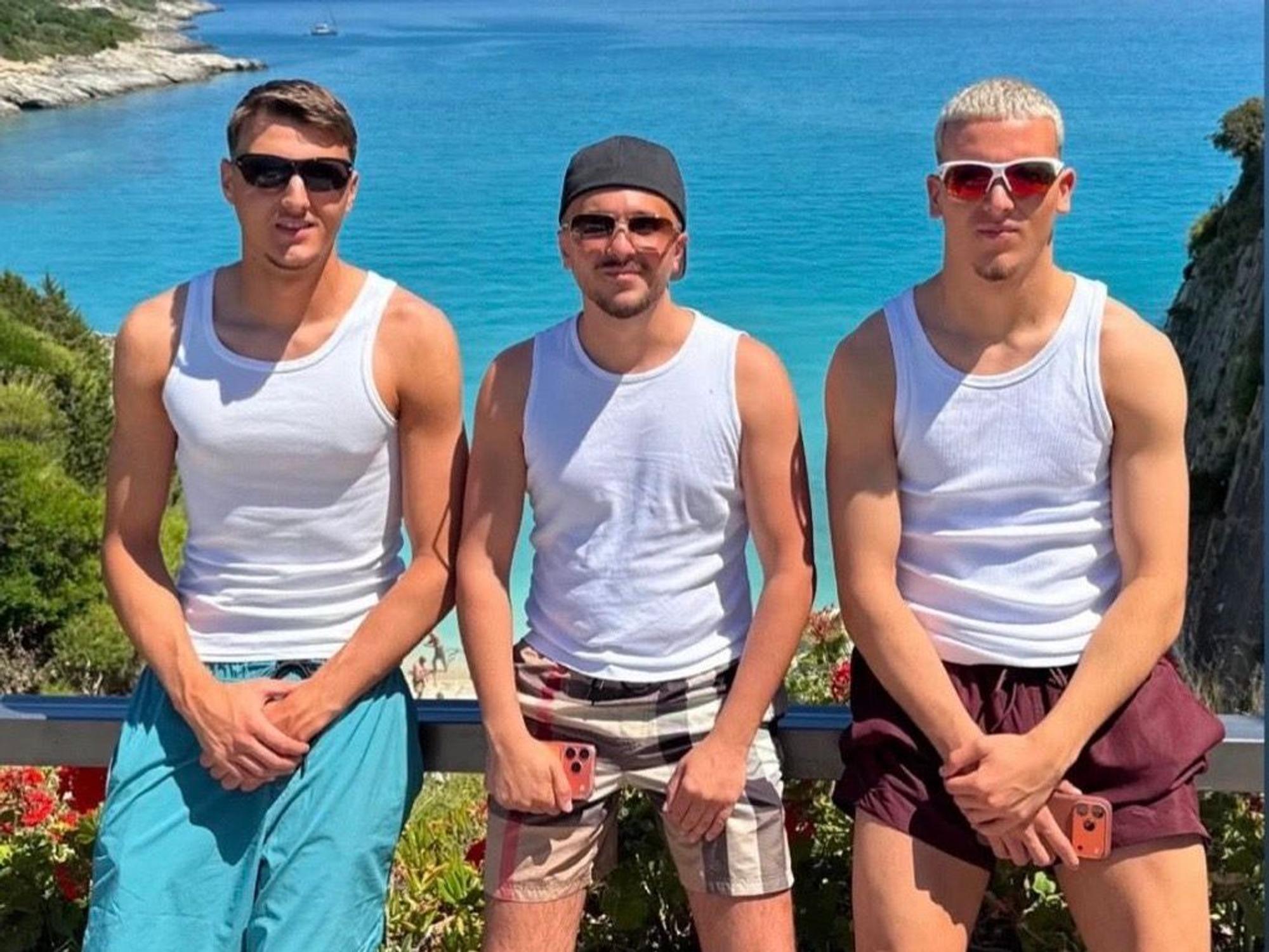 Malek El Mala (l.) und Said El Mala (r.) mit einer weiteren Person im Urlaub in Griechenland im Juni 2026.