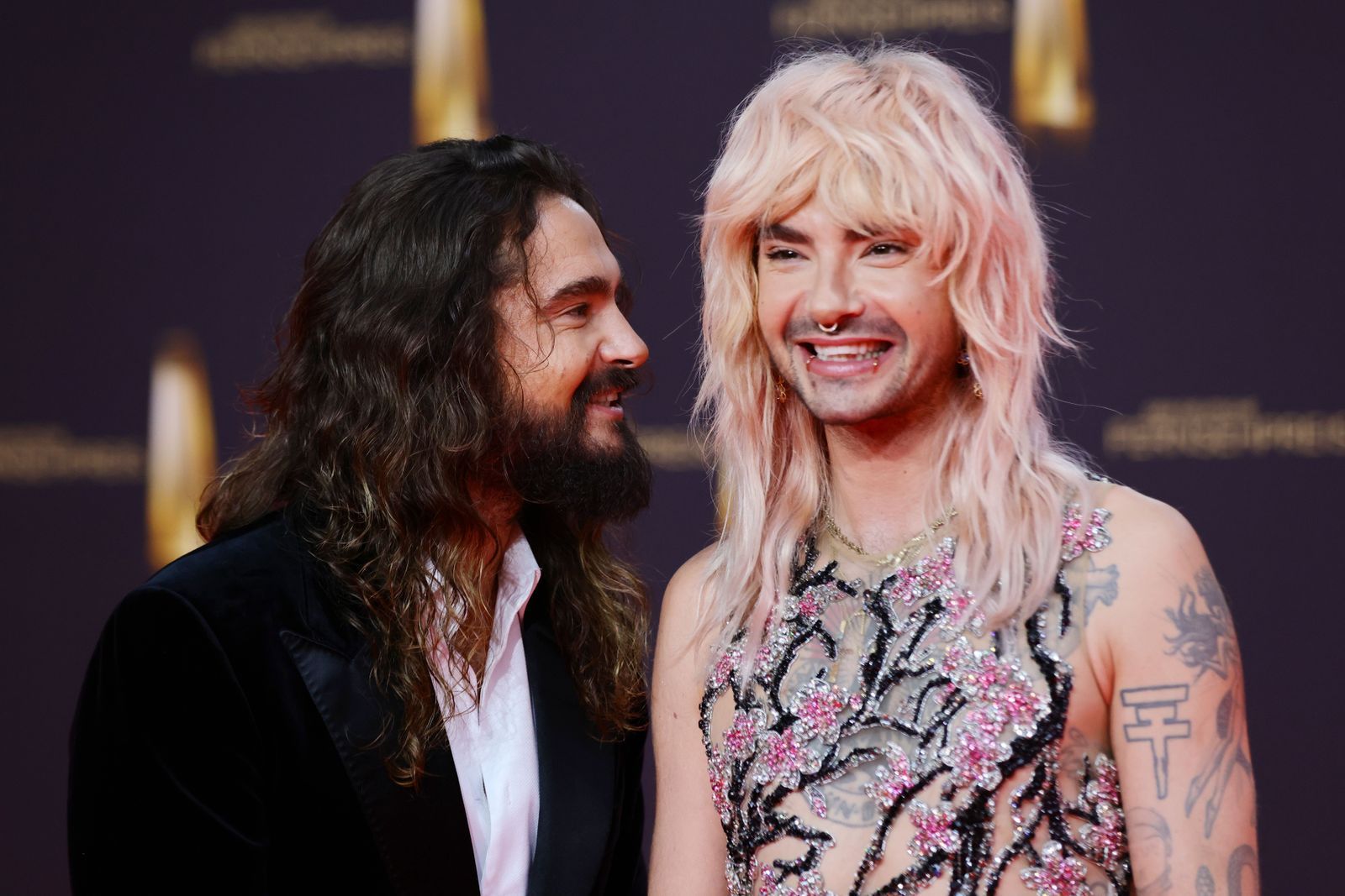 Bill Kaulitz (rechts) schwärmt im Gespräch mit seinem Bruder Tom Kaulitz von den diesjährigen RTL-“Bachelors“. (Bild: 2024 Getty Images/Joshua Sammer)