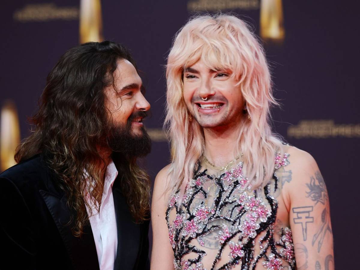 Bill Kaulitz (rechts) schwärmt im Gespräch mit seinem Bruder Tom Kaulitz von den diesjährigen RTL-“Bachelors“. (Bild: 2024 Getty Images/Joshua Sammer)