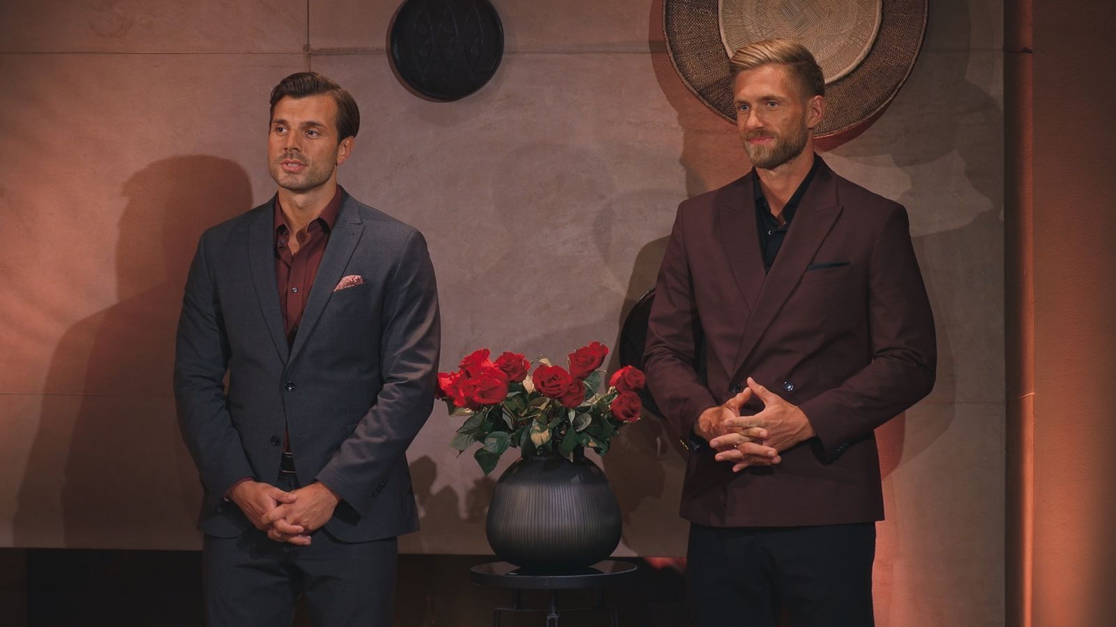 Wer bekommt eine Rose von Tim (links) und Sebastian? (Bild: RTL)