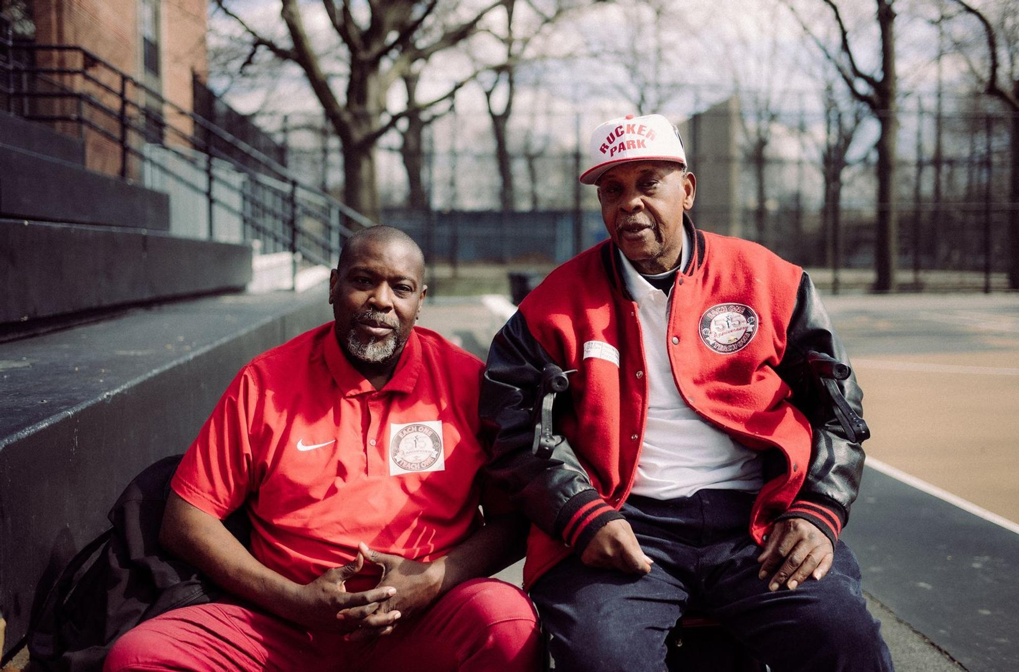 Hat Fußball gegen die Traditionssportarten der Amerikaner eine Chance? Bob McCullough und Bob McCullough jun. (links) sind Ikonen des legendären Basketball-Courts „Rucker Park“ in Harlem, New York City.
(Bild: WDR / Martin Kobold)