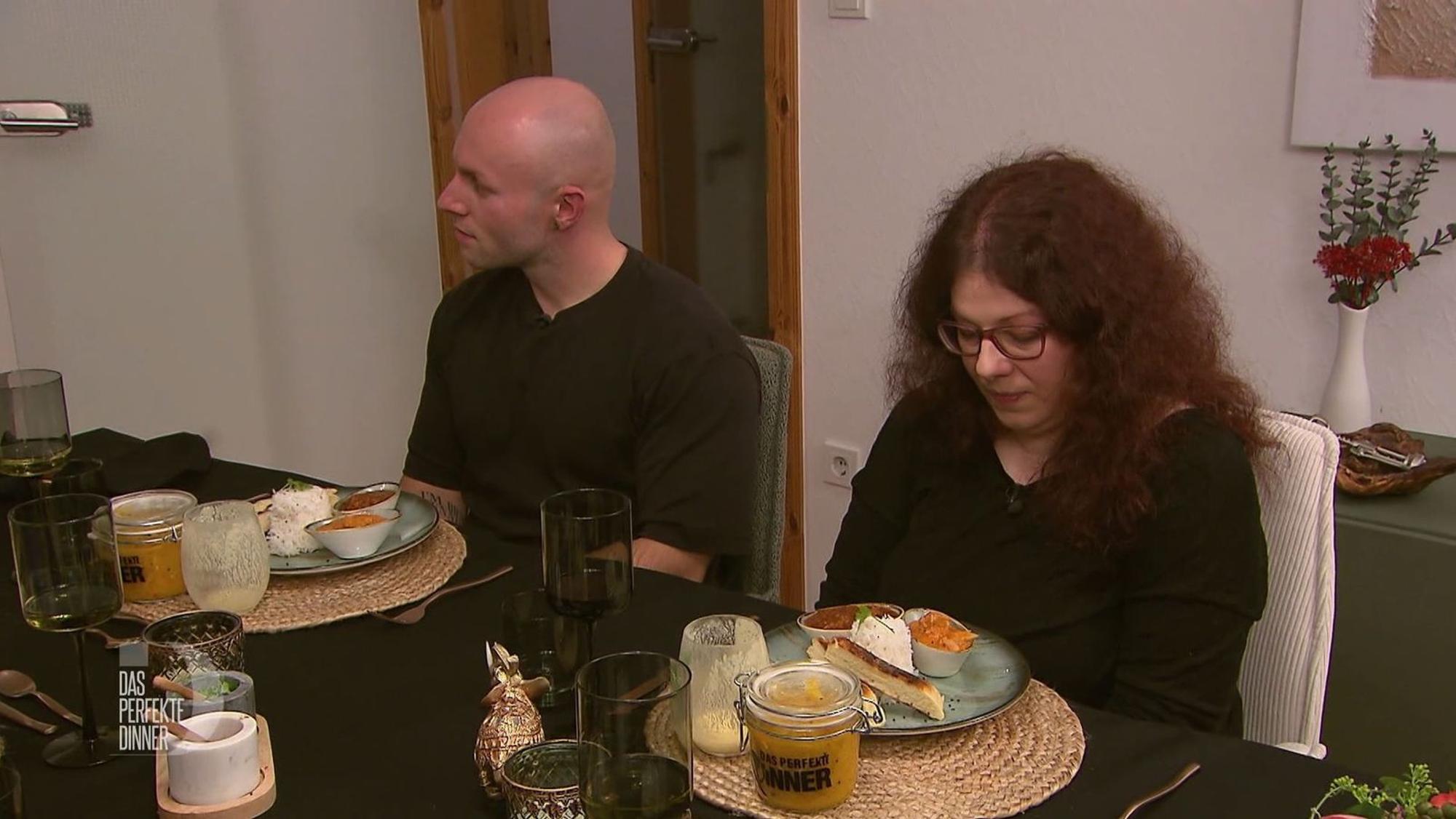 Alex und Elina haben schon richtig Appetit auf die indischen Klassiker.
(Bild: RTL)