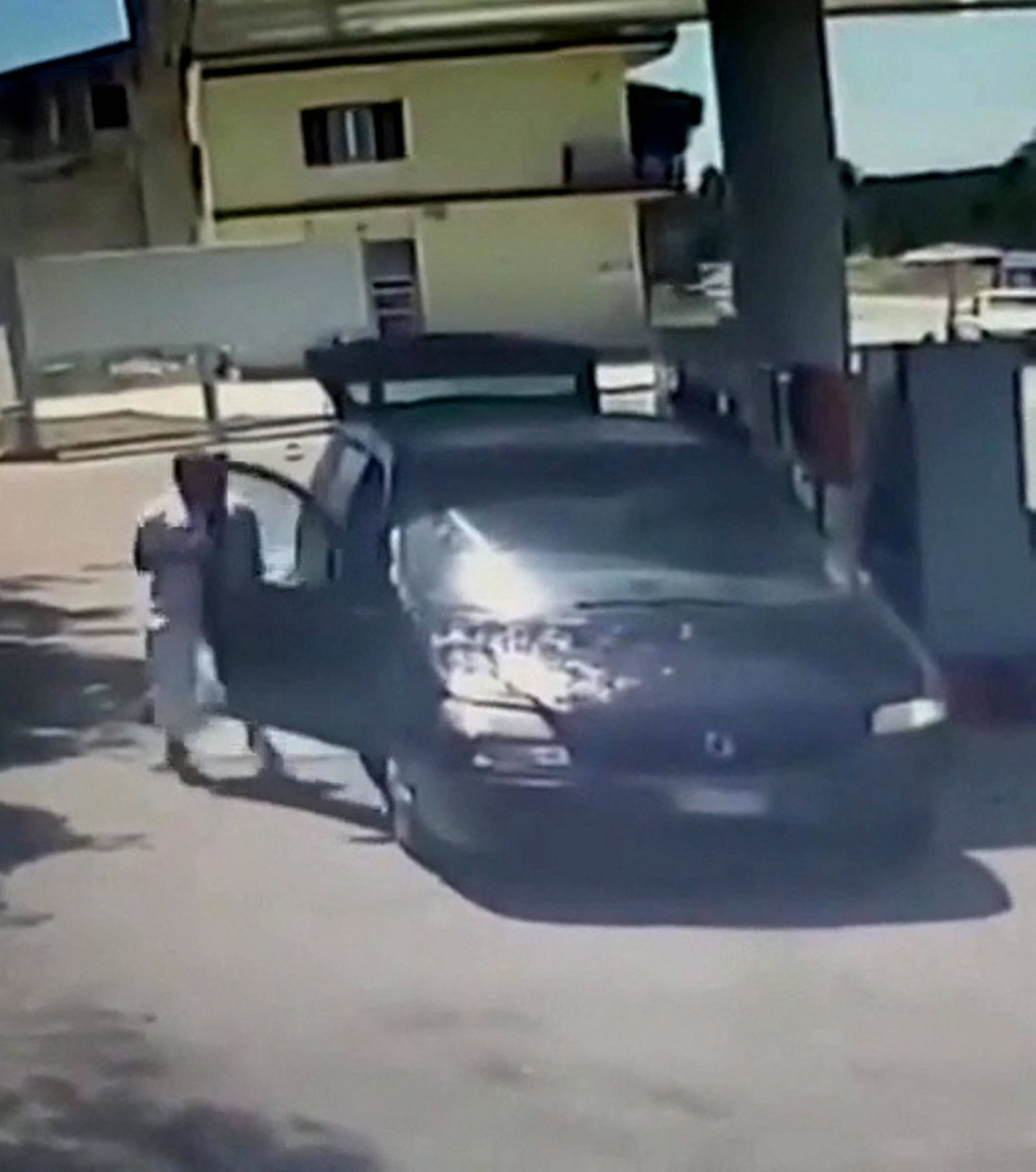 Vier pakistanische Landarbeiter wurden in Italien ermordet. Aufnahmen der Überwachungskameras der Tankstelle zeigen zwei Personen, die die Türen des Minivans von außen blockieren und Flüssigkeit hineinwerfen.