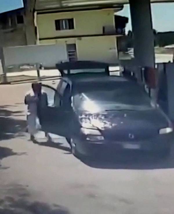 Vier pakistanische Landarbeiter wurden in Italien ermordet. Aufnahmen der Überwachungskameras der Tankstelle zeigen zwei Personen, die die Türen des Minivans von außen blockieren und Flüssigkeit hineinwerfen.
