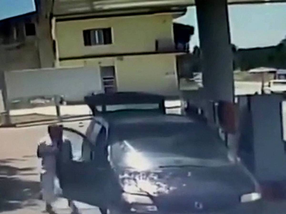 Vier pakistanische Landarbeiter wurden in Italien ermordet. Aufnahmen der Überwachungskameras der Tankstelle zeigen zwei Personen, die die Türen des Minivans von außen blockieren und Flüssigkeit hineinwerfen.