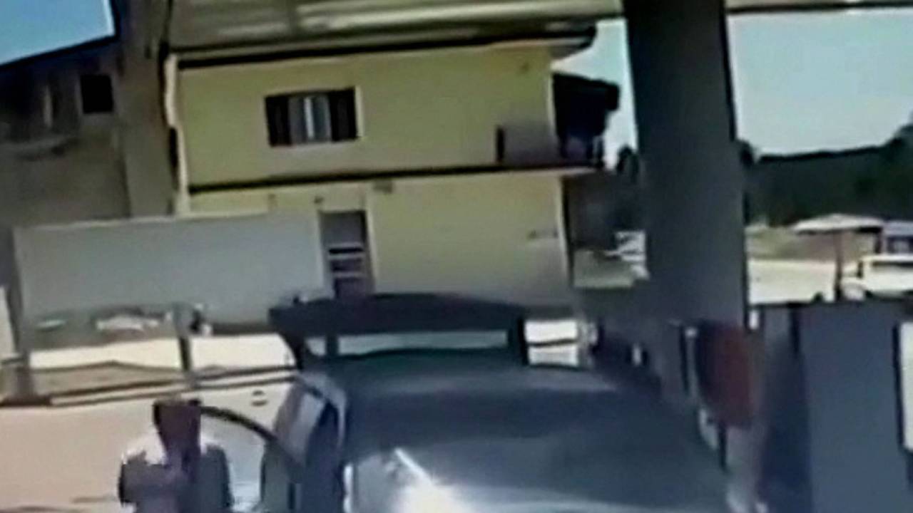 Vier pakistanische Landarbeiter wurden in Italien ermordet. Aufnahmen der Überwachungskameras der Tankstelle zeigen zwei Personen, die die Türen des Minivans von außen blockieren und Flüssigkeit hineinwerfen.