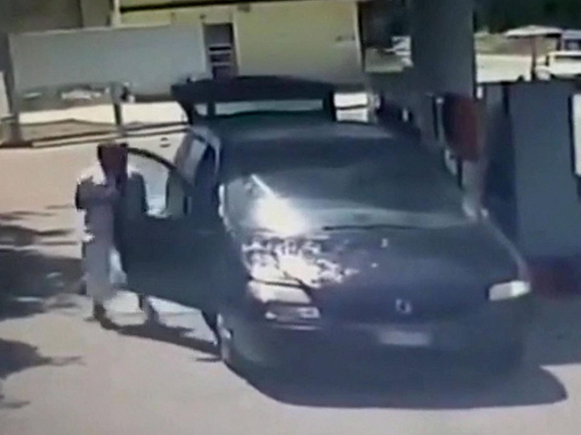 Vier pakistanische Landarbeiter wurden in Italien ermordet. Aufnahmen der Überwachungskameras der Tankstelle zeigen zwei Personen, die die Türen des Minivans von außen blockieren und Flüssigkeit hineinwerfen.