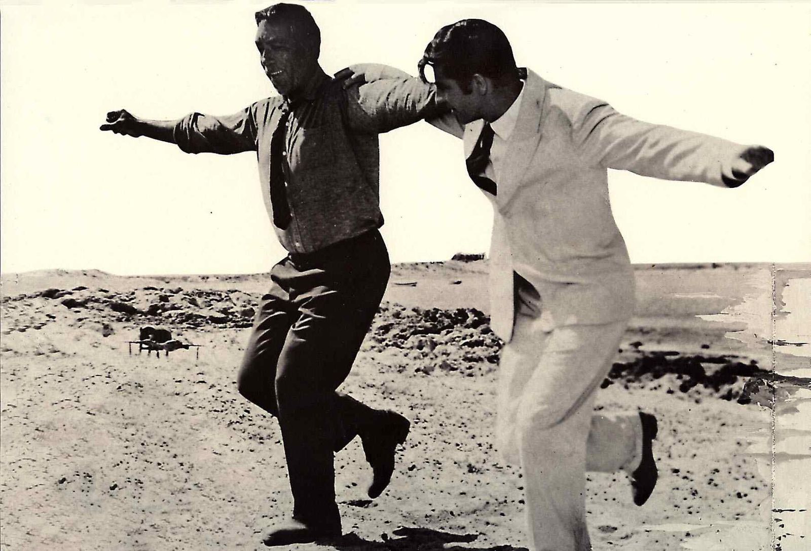 Eins, zwei, sorgenfrei: Tanzend, singend und blühend kannte man Anthony Quinn (links) nicht nur aus „Alexis Sorbas“ (1964). (Bild: FilmPublicityArchive/United Archives via Getty Images)