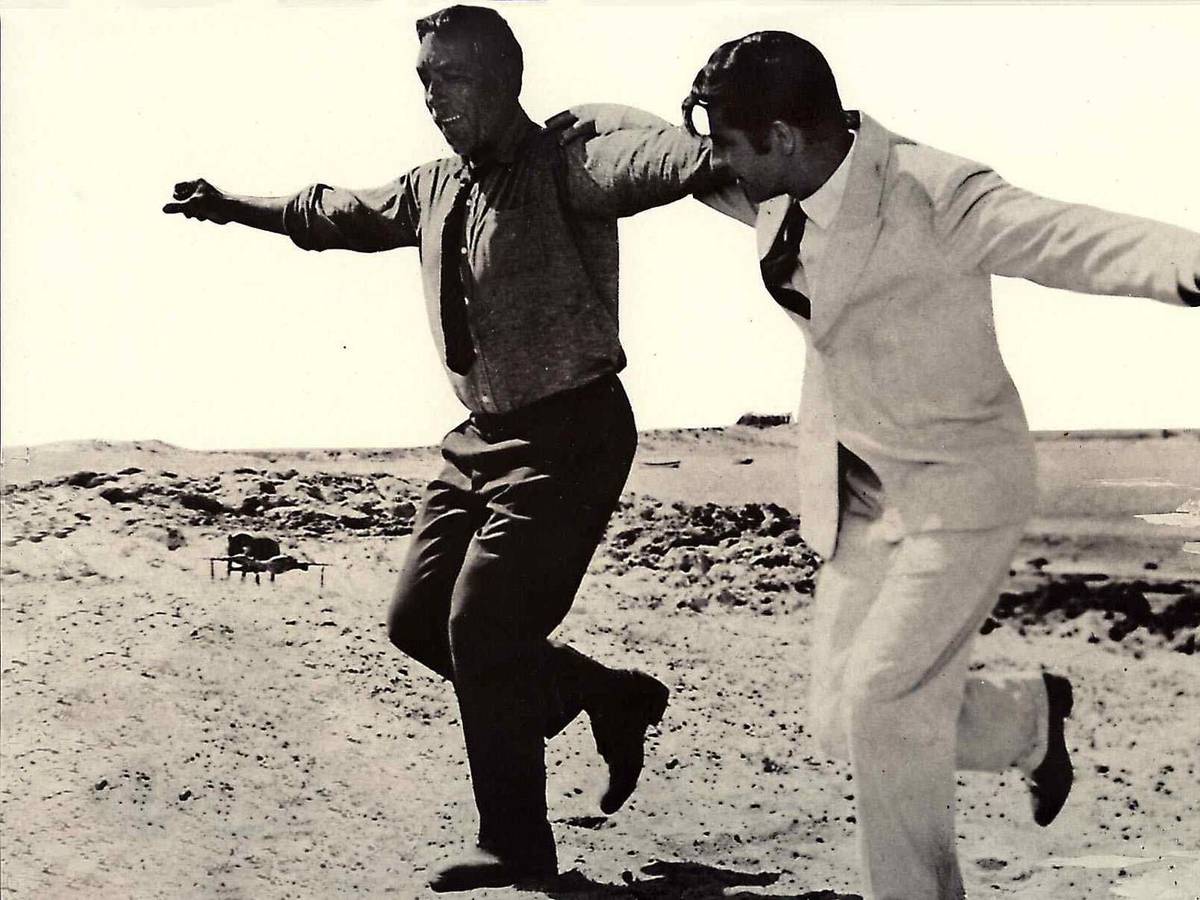 Eins, zwei, sorgenfrei: Tanzend, singend und blühend kannte man Anthony Quinn (links) nicht nur aus „Alexis Sorbas“ (1964). (Bild: FilmPublicityArchive/United Archives via Getty Images)