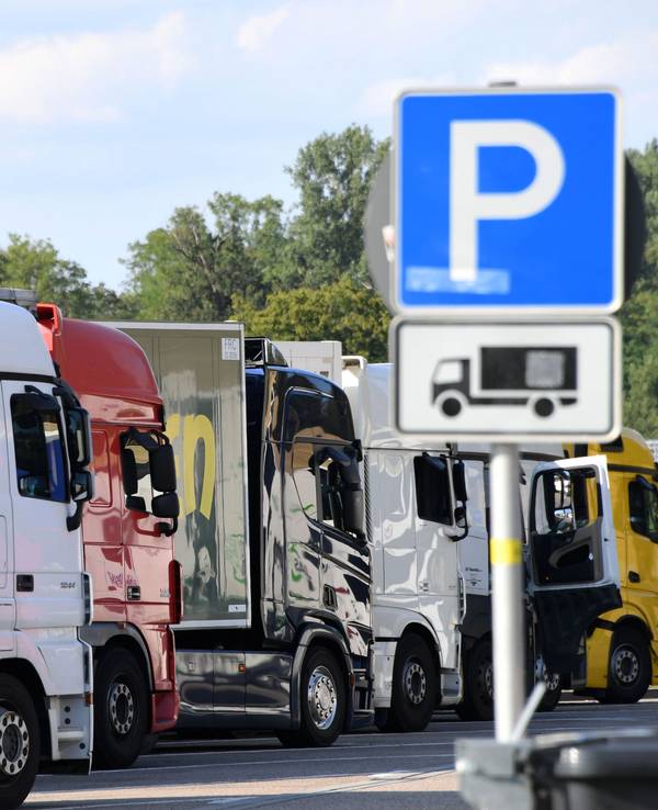 Lastwagen stehen auf einem Rastplatz dicht bei dicht.
