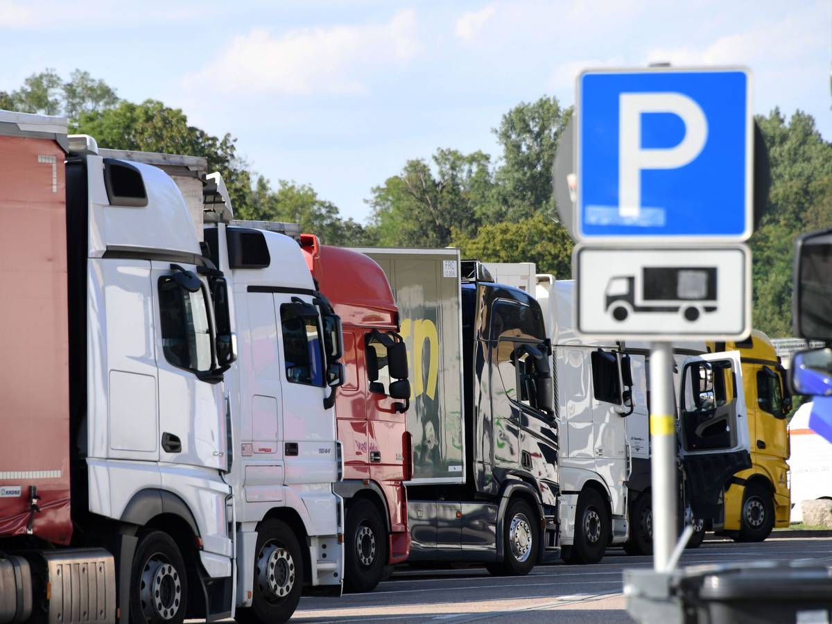 Lastwagen stehen auf einem Rastplatz dicht bei dicht.