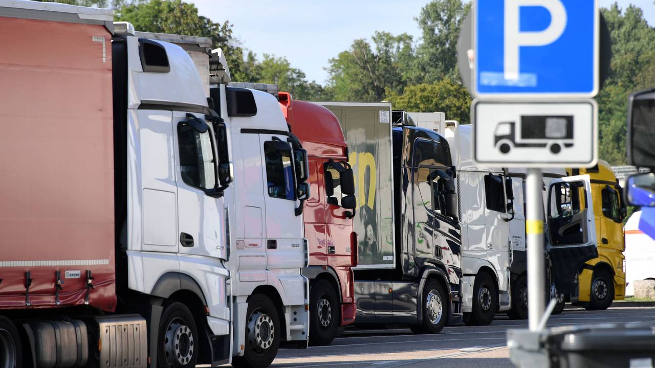 Lastwagen stehen auf einem Rastplatz dicht bei dicht.