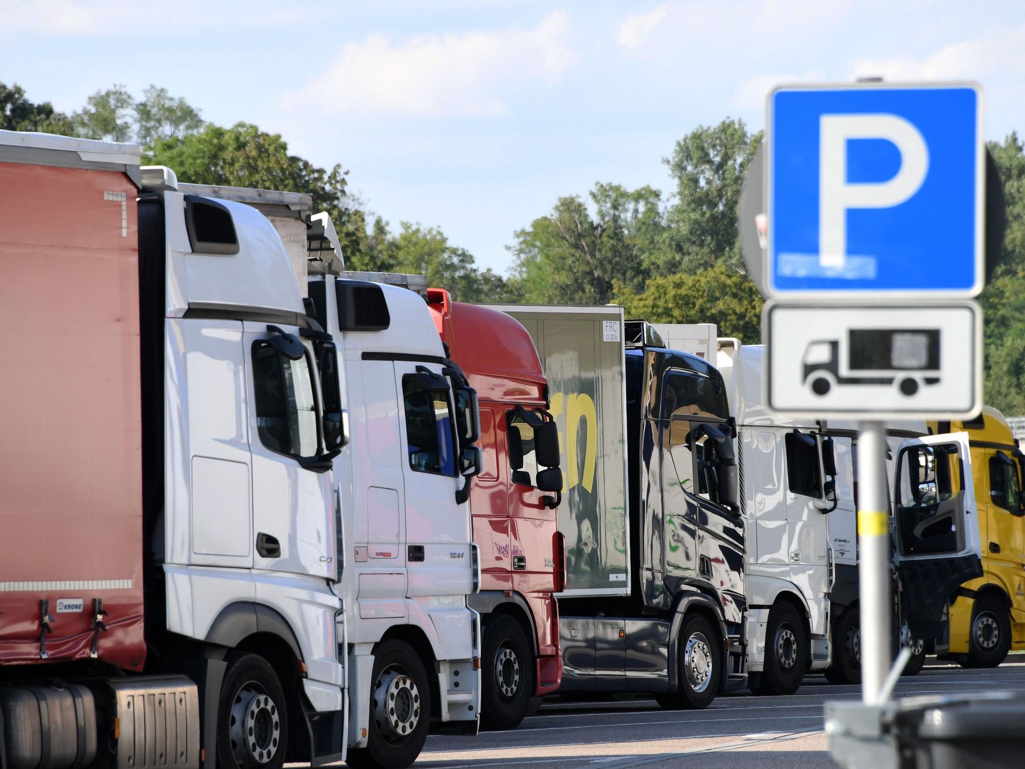 Lastwagen stehen auf einem Rastplatz dicht bei dicht.