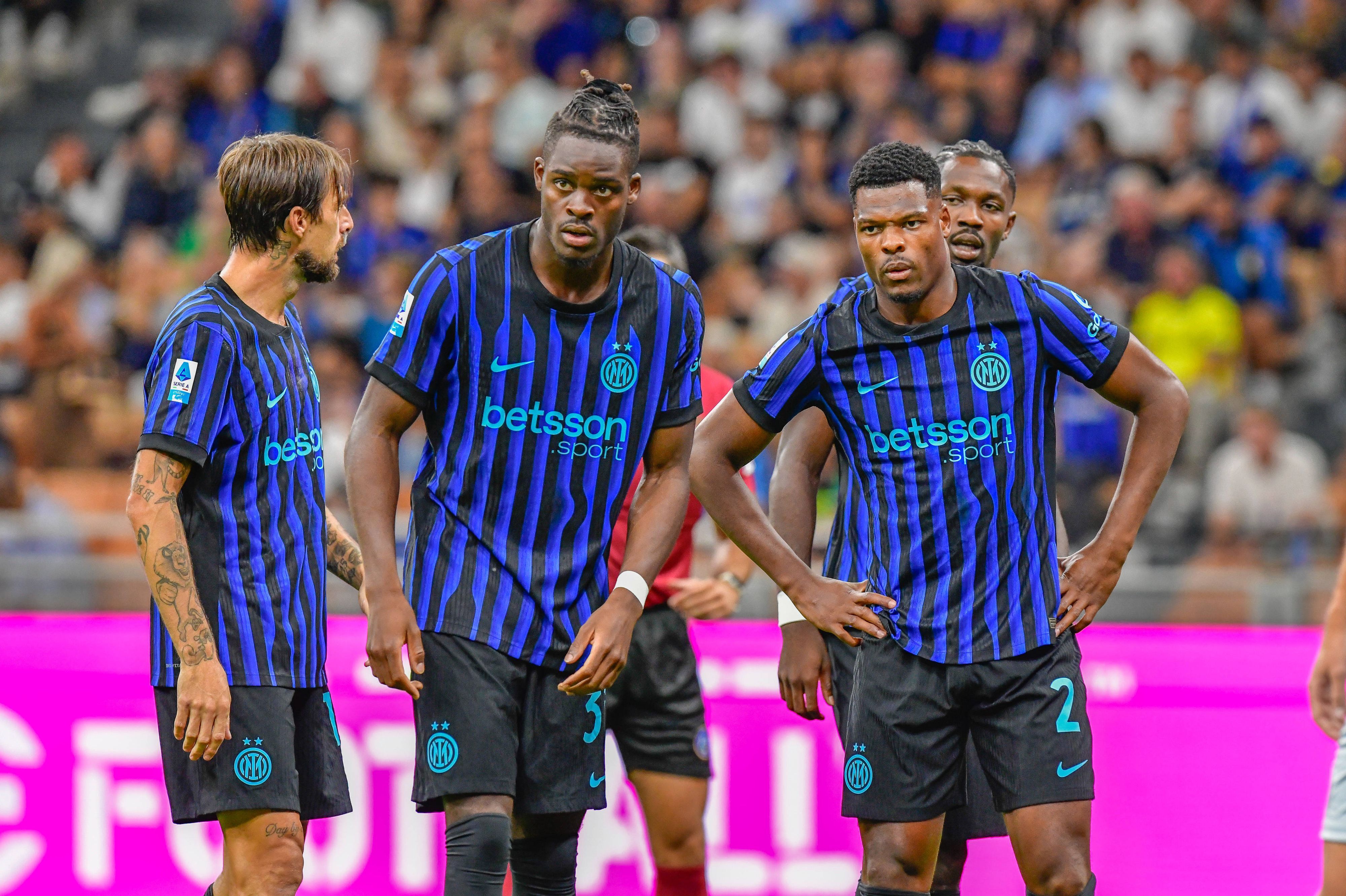 Denzel Dumfries (r.) und Yann Bisseck (M.) im Trikot von Inter Mailand auf dem Spielfeld.