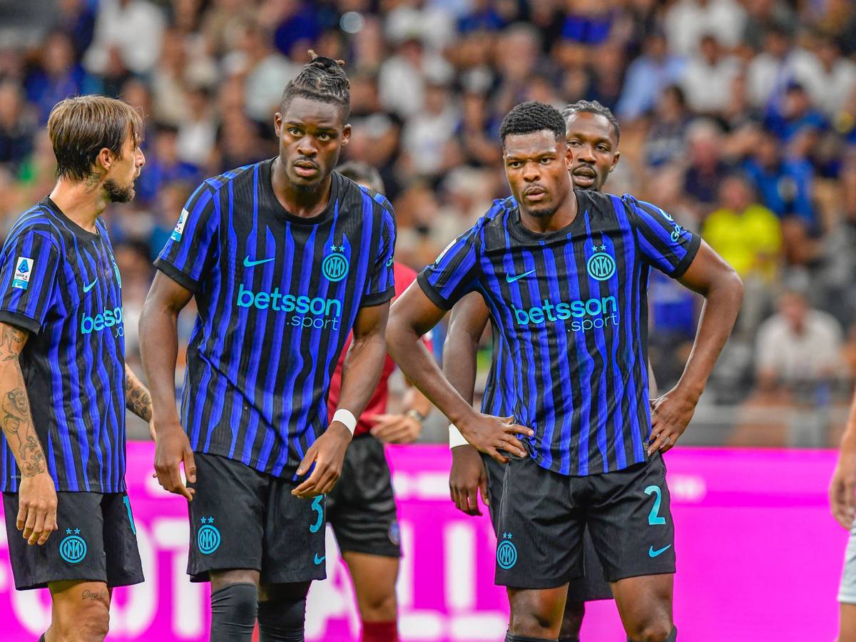 Denzel Dumfries (r.) und Yann Bisseck (M.) im Trikot von Inter Mailand auf dem Spielfeld.