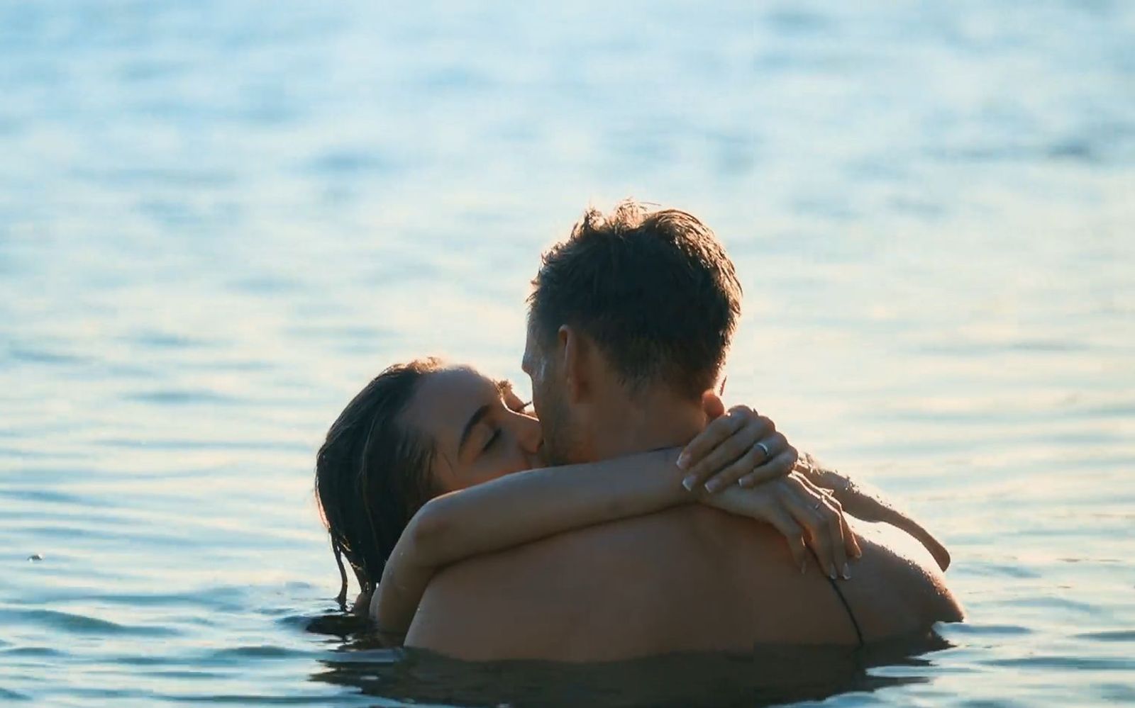 Nadja und Sebastian küssen sich. (Bild: RTL)