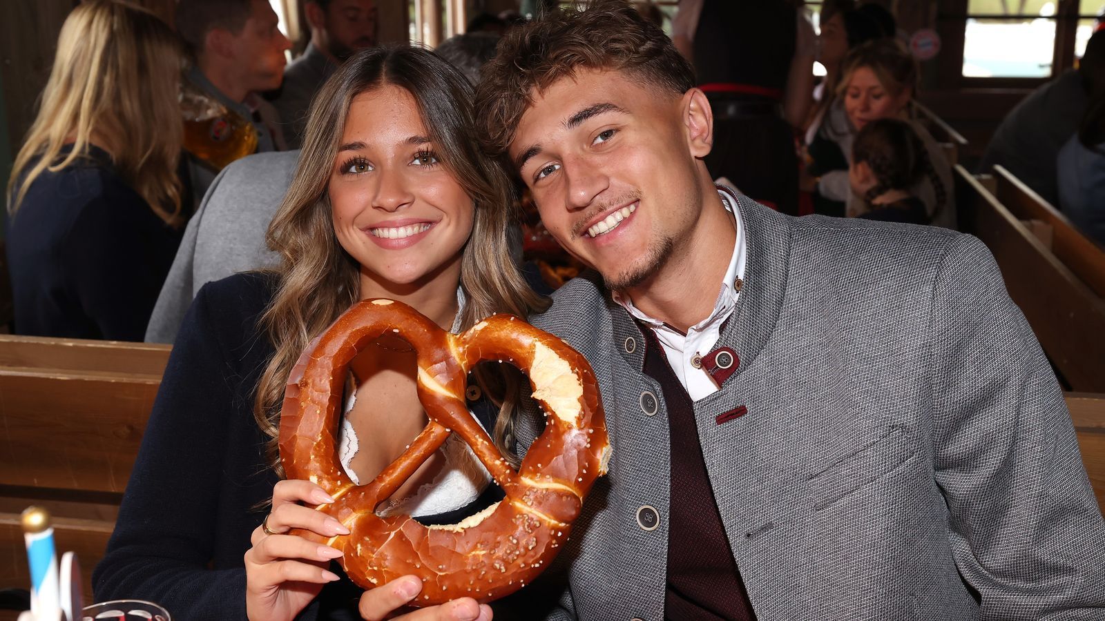 Josefine Scholl, Tochter von Ex-Nationalspieler Mehmet Scholl, ist aktuell mit Fußballspieler Tom Bischof (Bild) liiert.  (Bild: 2025 Getty Images/Alexander Hassenstein)