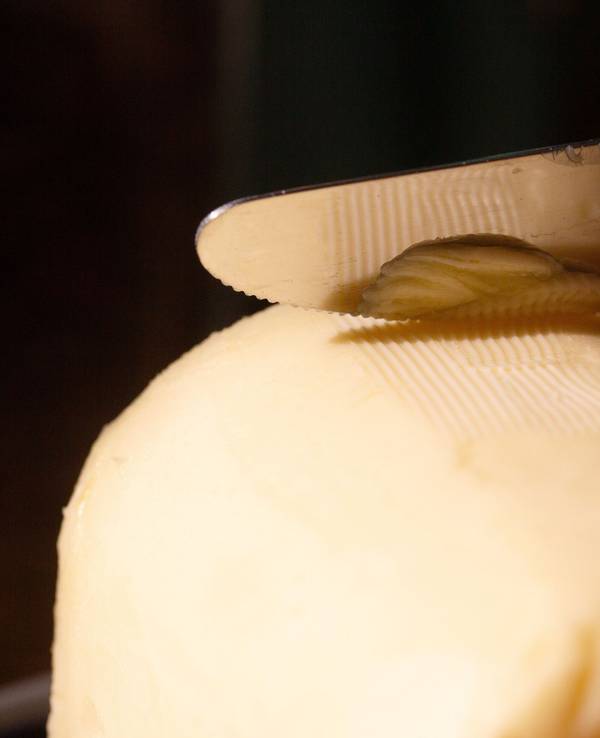 Ein Messer streicht über ein Stück Butter