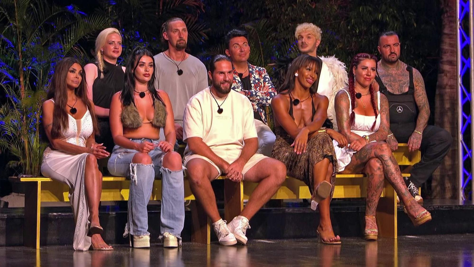 „Stunde der Wahrheit“: Elsa Latifaj, Kader Loth, Sarah Knappik, Maurice Dziwak und Sandy Fähse drohte das Aus. Cecilia Asoro, Kate Merlan, Cosimo Citiolo, Matthias Mangiapane und Sam Dylan waren safe. (Bild: RTLZWEI)