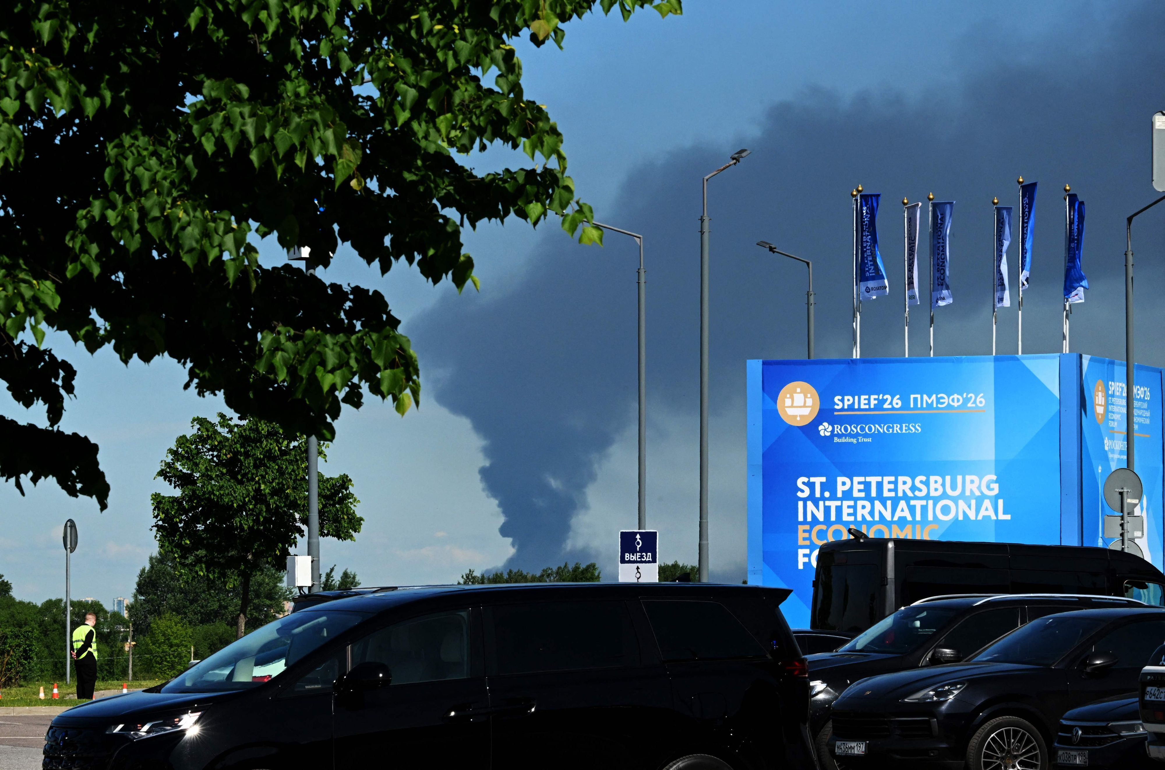 Schwarzer Rauch steigt auf uf. Ukrainische Drohnen griffen am frühen Mittwochmorgen Energie- und Militärstandorte in Sankt Petersburg an, während sich Vertreter der Behörden zu einem bedeutenden Wirtschaftsforum in der Stadt versammelt hatten, wie russische und ukrainische Behörden mitteilten.