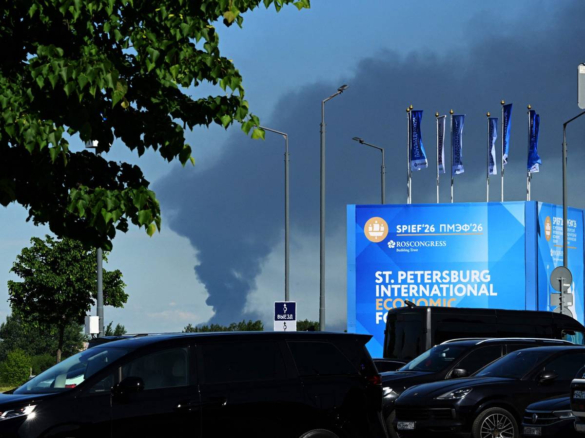 Schwarzer Rauch steigt auf uf. Ukrainische Drohnen griffen am frühen Mittwochmorgen Energie- und Militärstandorte in Sankt Petersburg an, während sich Vertreter der Behörden zu einem bedeutenden Wirtschaftsforum in der Stadt versammelt hatten, wie russische und ukrainische Behörden mitteilten.