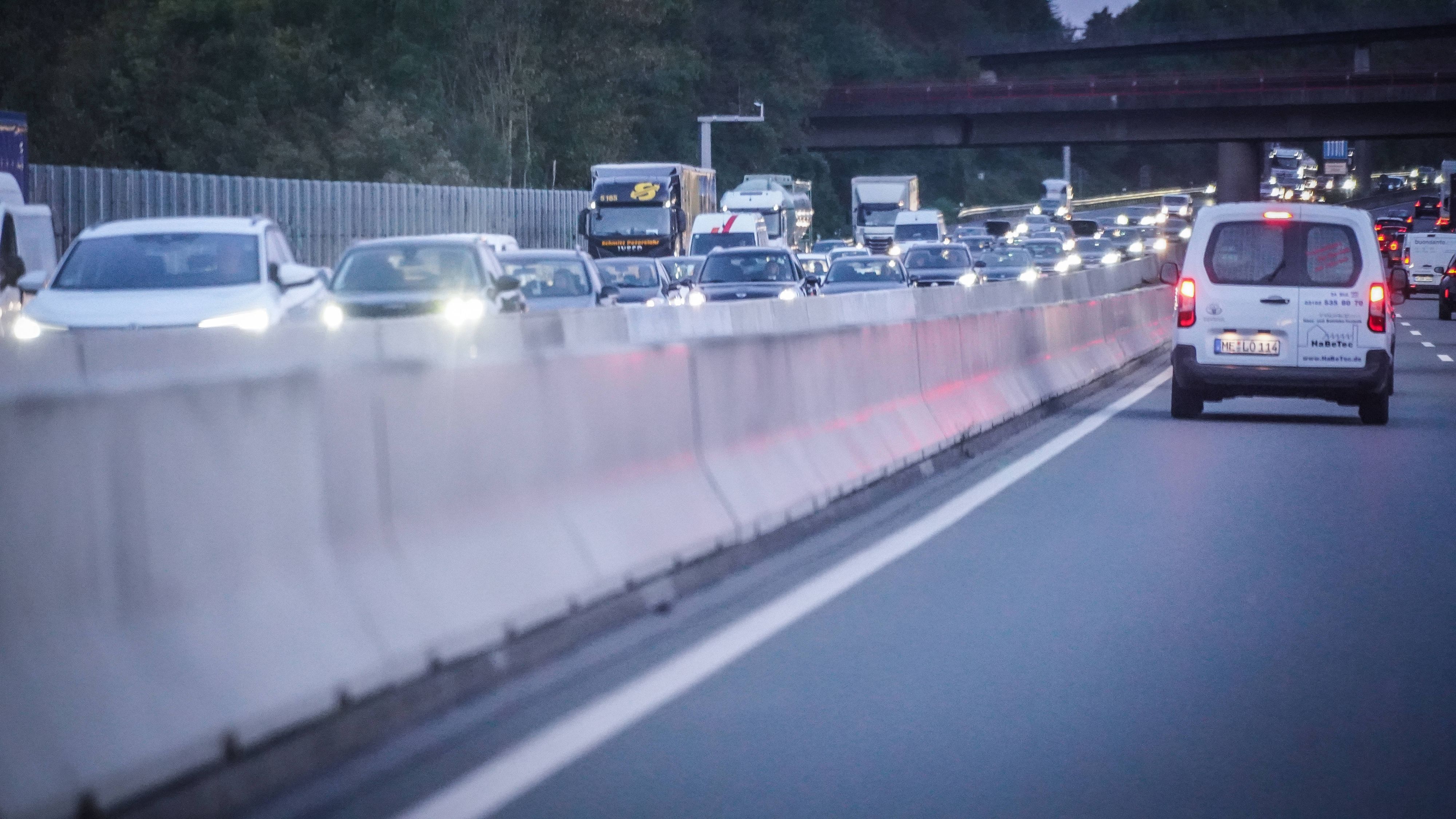 Beim Aufprall eines Wohnmobils auf einen Lastwagen am Stauende auf der Autobahn 3 ist ein Familienvater aus Bayern ums Leben gekommen (Symbolbild).