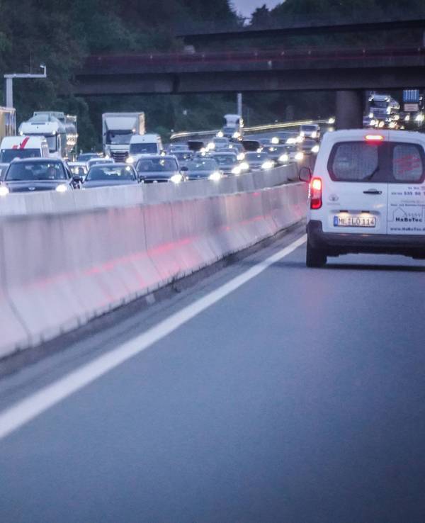 Beim Aufprall eines Wohnmobils auf einen Lastwagen am Stauende auf der Autobahn 3 ist ein Familienvater aus Bayern ums Leben gekommen (Symbolbild).
