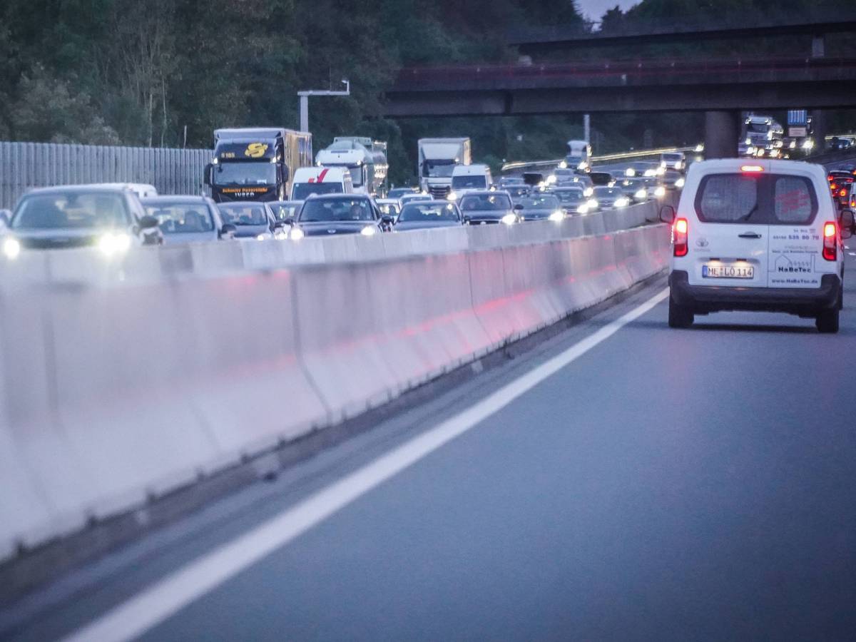 Beim Aufprall eines Wohnmobils auf einen Lastwagen am Stauende auf der Autobahn 3 ist ein Familienvater aus Bayern ums Leben gekommen (Symbolbild).
