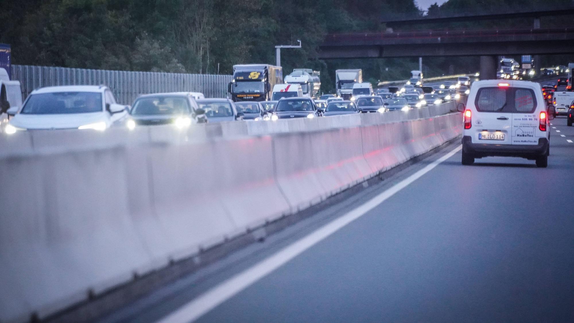 Beim Aufprall eines Wohnmobils auf einen Lastwagen am Stauende auf der Autobahn 3 ist ein Familienvater aus Bayern ums Leben gekommen (Symbolbild).