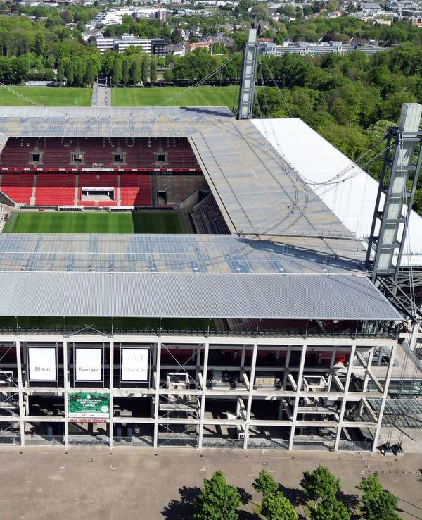 Großübung im Kölner Stadion mit 1200 Menschen
