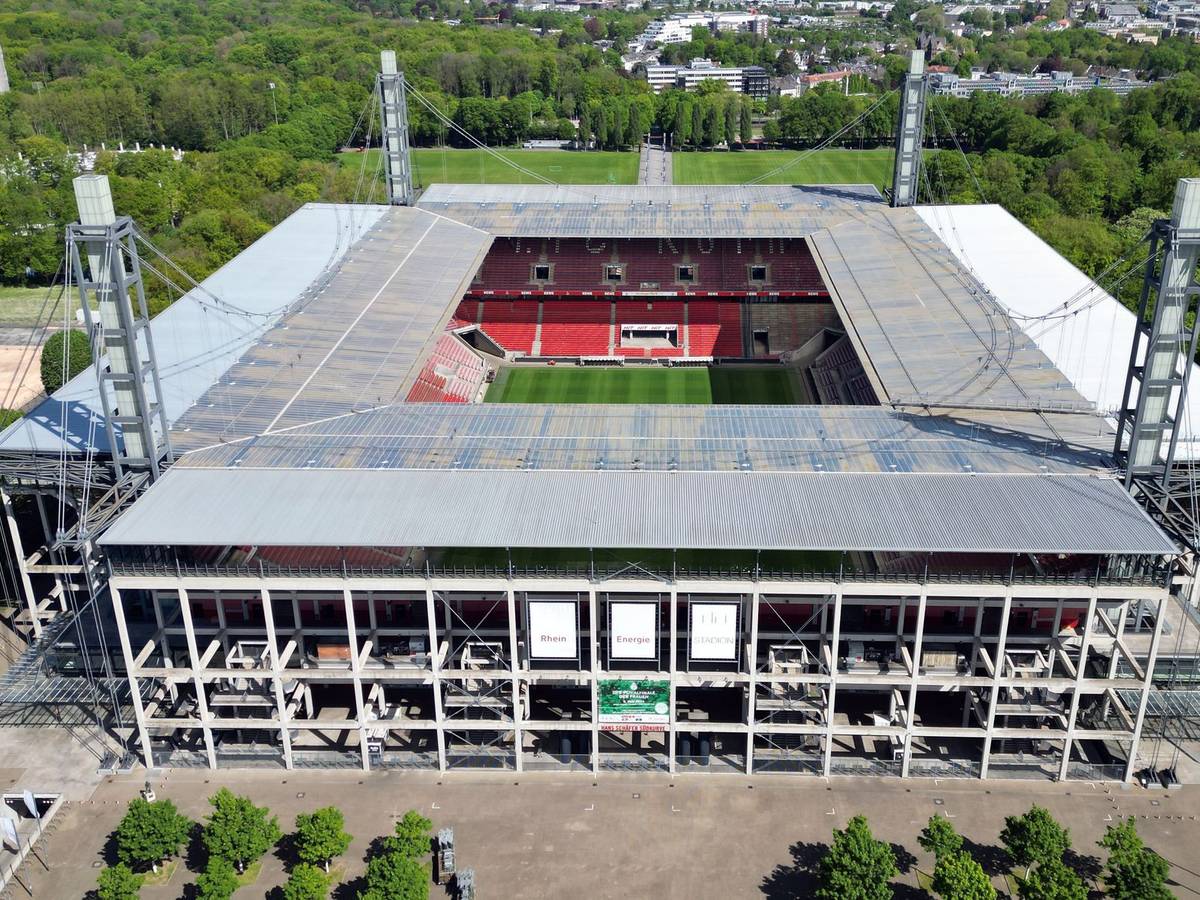 Großübung im Kölner Stadion mit 1200 Menschen