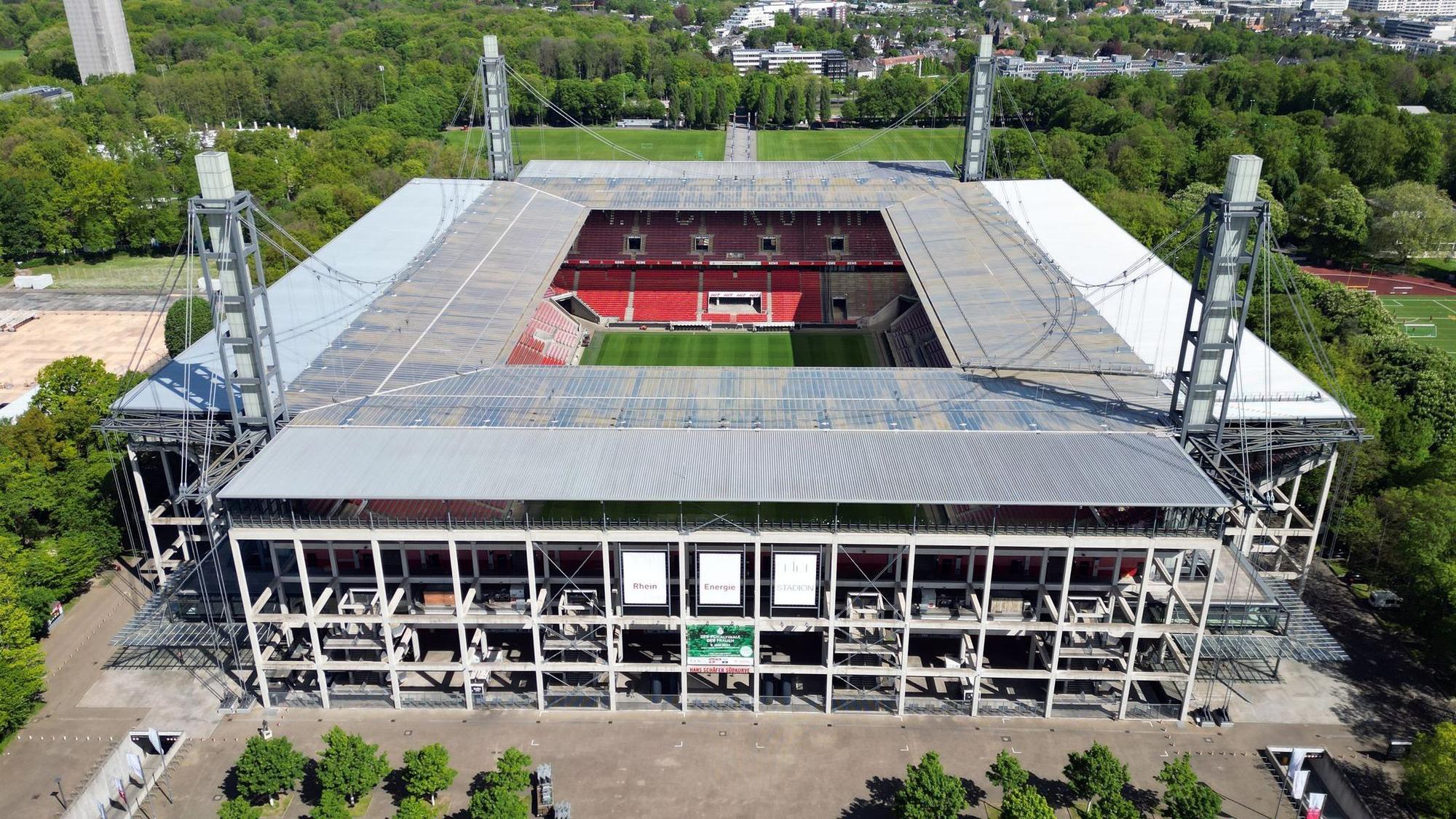 Großübung im Kölner Stadion mit 1200 Menschen